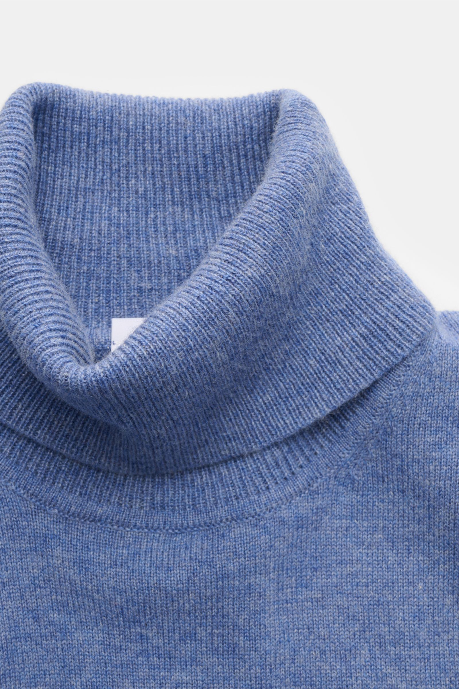 Nahaufnahme von von Braun Cashmere Rollkragenpullover blau meliert, fein gestrickt, Slim Fit, weicher Griff, elastische Rippbündchen, anliegender Rollkragen.
