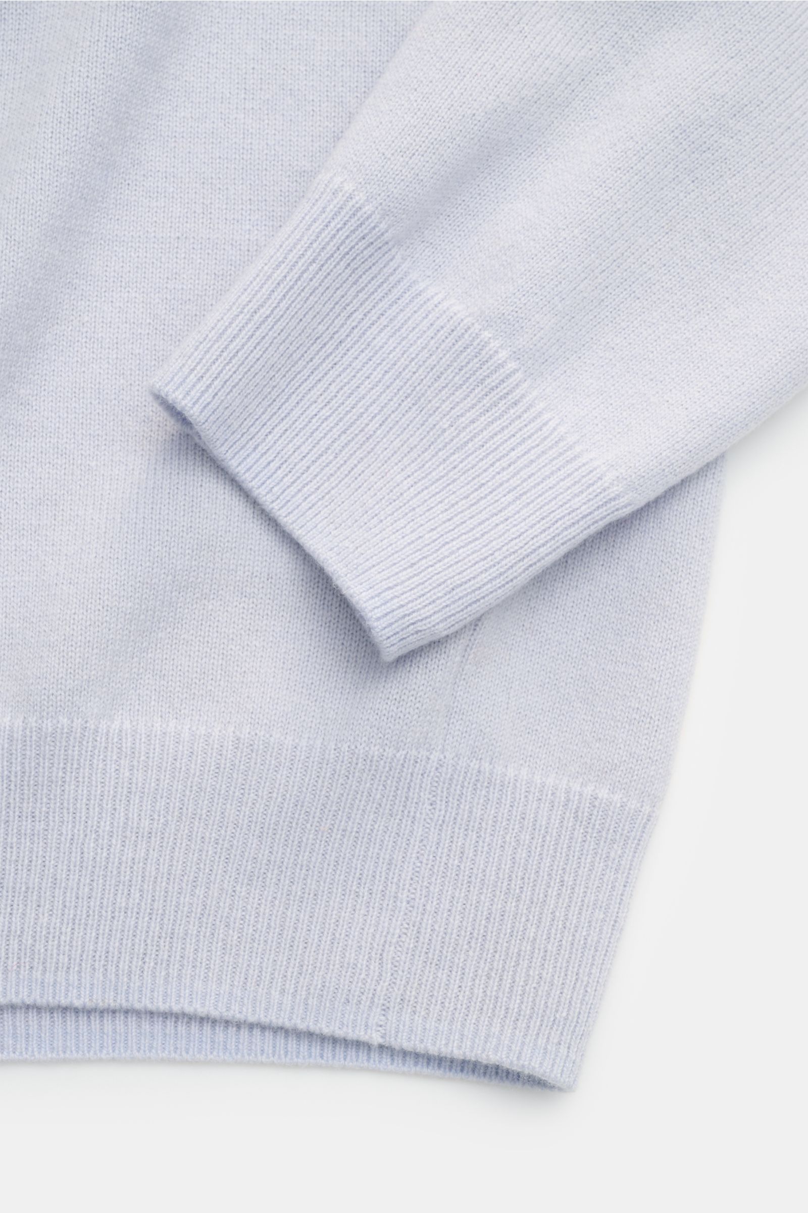 von Braun Cashmere Rollkragenpullover pastellblau, Detailaufnahme von Ärmel und Bund, fein gestrickt, Slim Fit, weicher Griff, elastische Rippbündchen, reiner Cashmere