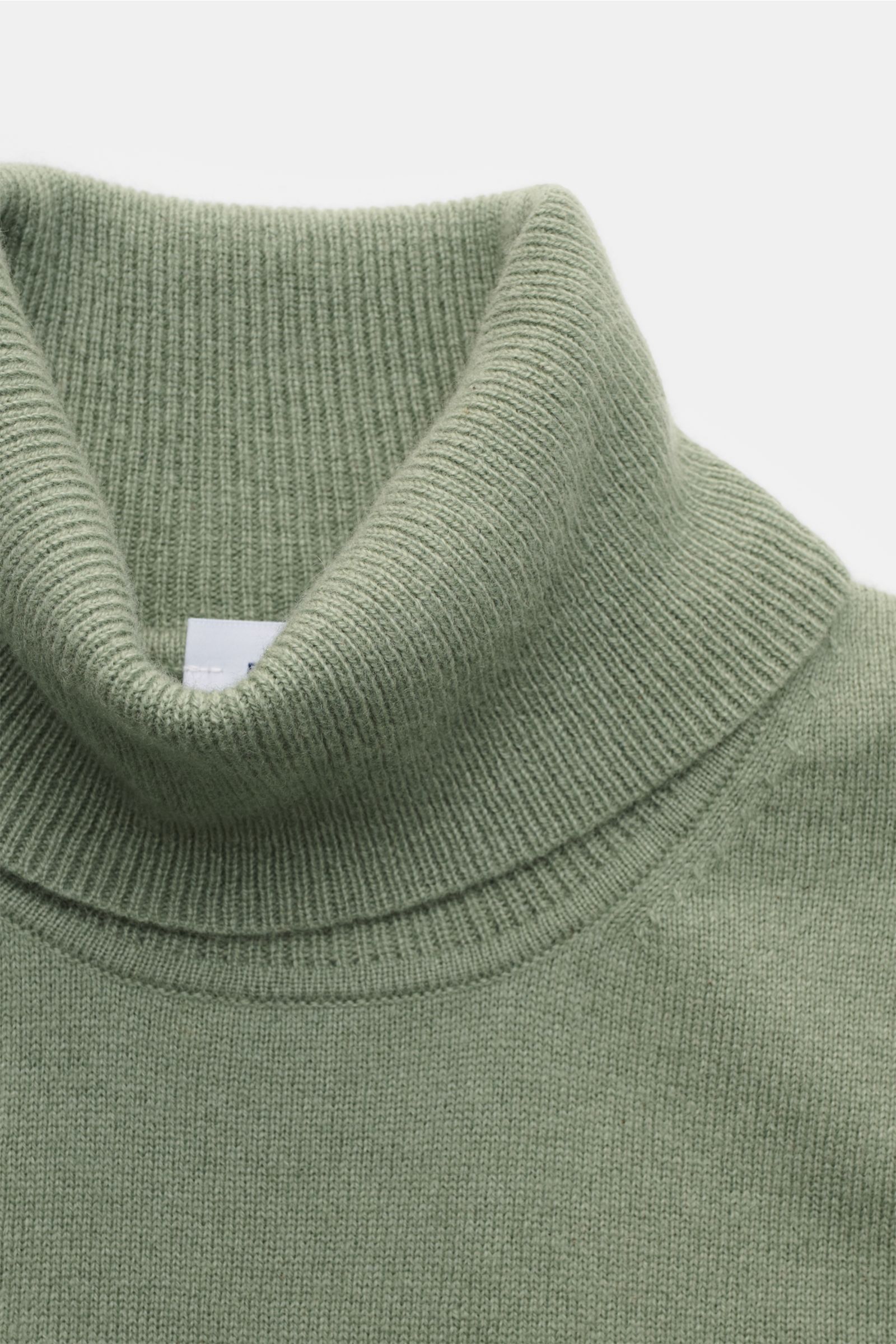 Nahaufnahme von graugrünem von Braun Cashmere Rollkragenpullover, Slim Fit, feines Strickbild, weicher Griff, elastische Rippbündchen, anliegender Rollkragen.