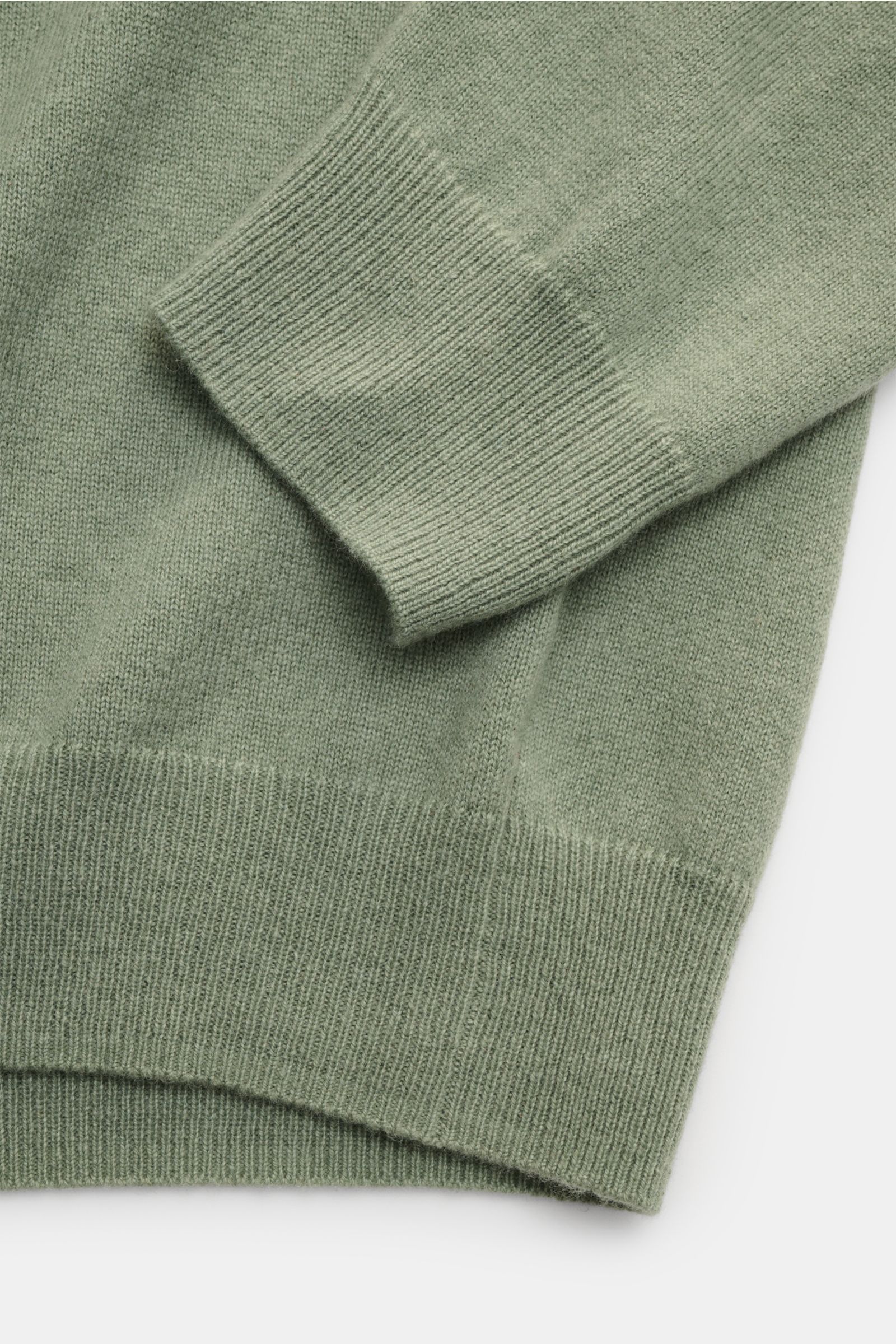Nahaufnahme des von Braun Cashmere Rollkragenpullovers graugrün, fein gestrickt mit weichem Griff, Slim Fit, anliegendem Rollkragen und elastischen Rippbündchen.