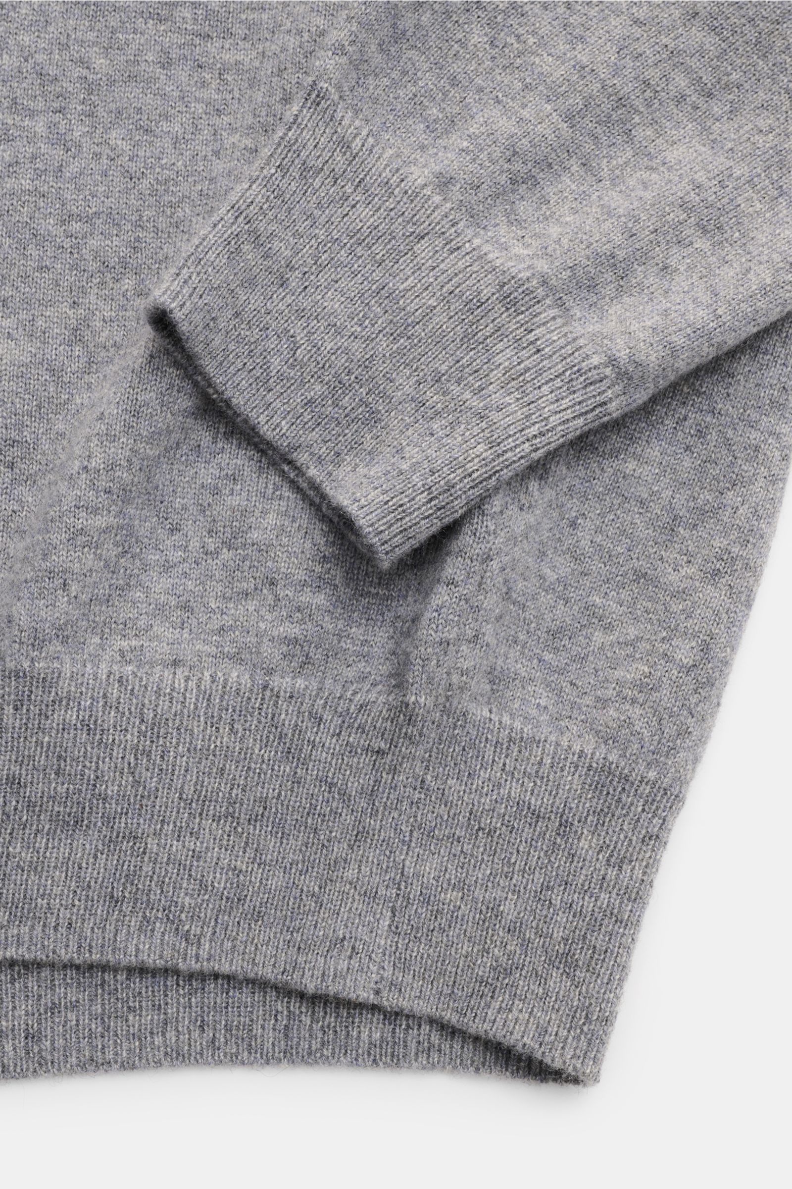 von Braun Cashmere Rollkragenpullover grau meliert, Nahaufnahme von Ärmel und Bund, fein gestrickt, reiner Cashmere, Slim Fit, weicher Griff, elastische Rippbündchen