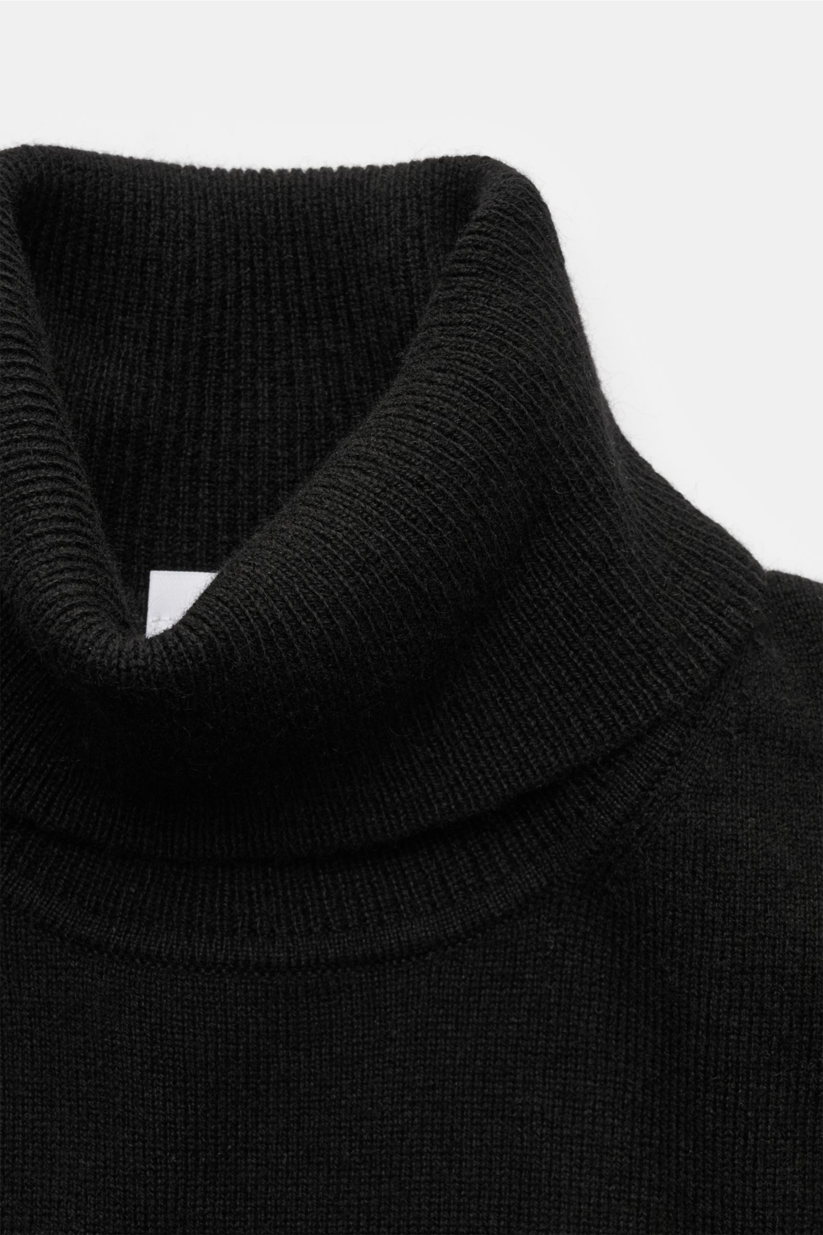 von Braun Cashmere Rollkragenpullover schwarz in Nahaufnahme, fein gestrickt, Slim Fit mit anliegendem Rollkragen und elastischen Rippbündchen, aus weichem, reinem Cashmere aus der Mongolei