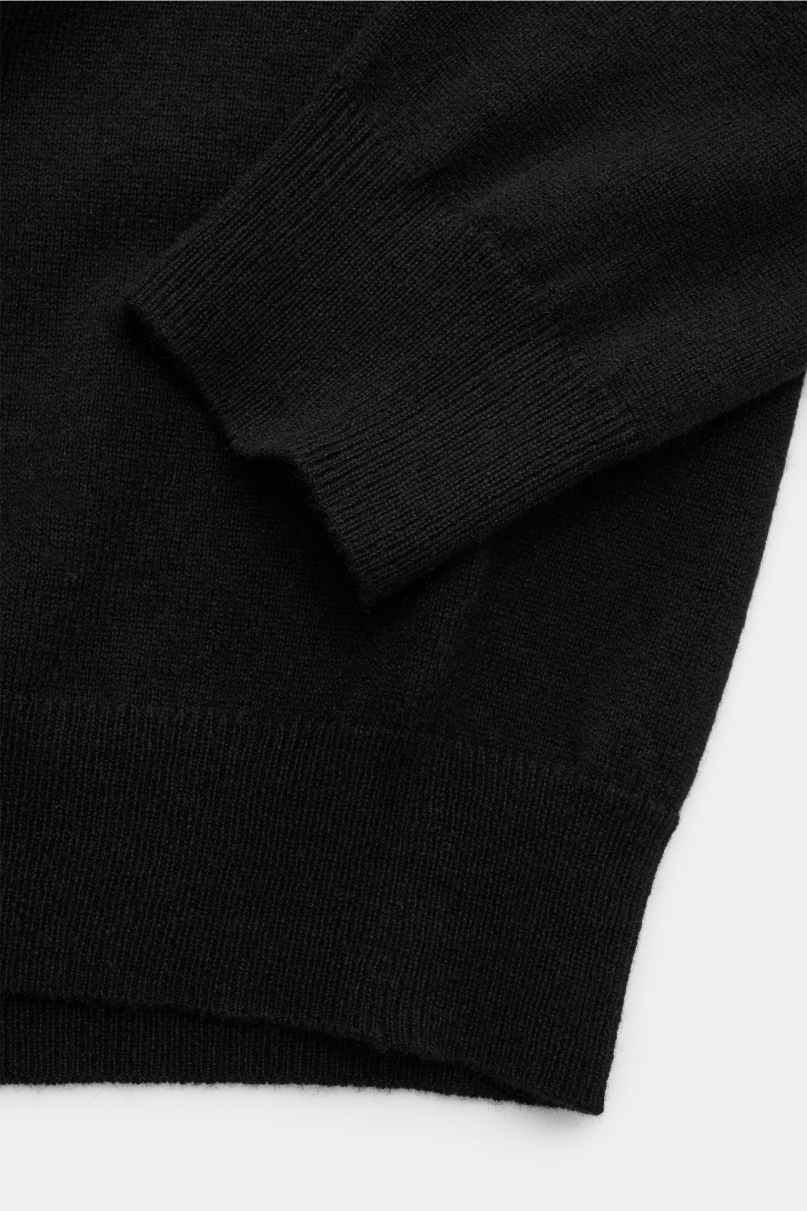 von Braun Cashmere Rollkragenpullover schwarz, Detailaufnahme von oben, fein gestrickt, Slim Fit, mit anliegendem Rollkragen, elastischen Rippbündchen, weich und wärmend aus reinem Cashmere.
