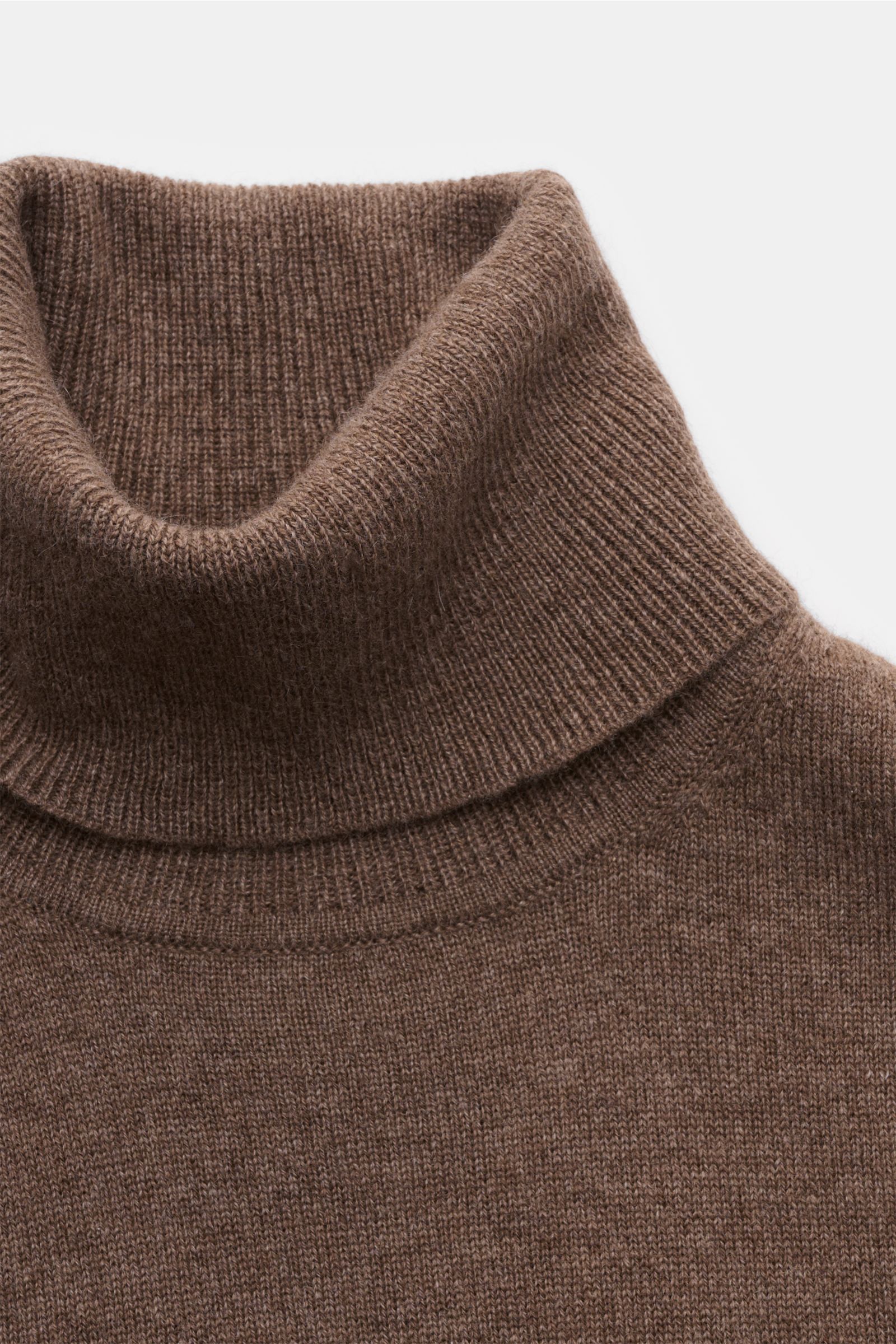 Nahaufnahme des von Braun Cashmere Rollkragenpullovers graubraun meliert von oben, fein gestrickt, Slim Fit, weicher Cashmere mit Rollkragen und elastischen Rippbündchen.