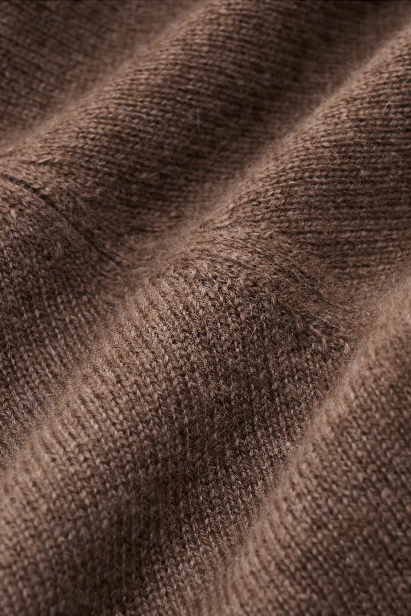 Nahaufnahme des fein gestrickten von Braun Cashmere Rollkragenpullovers graubraun meliert, Detailbild der weichen, elastischen Rippbündchen.