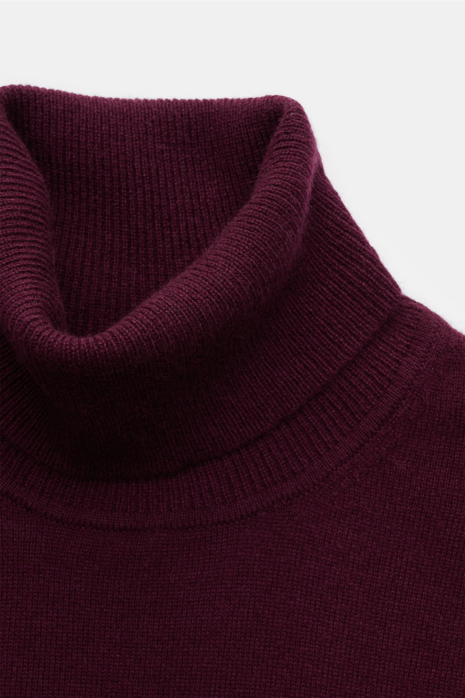 Nahaufnahme des von Braun Cashmere Rollkragenpullovers bordeaux aus feinem, weich gestricktem Cashmere mit anliegendem Rollkragen und Rippbündchen, Slim Fit.