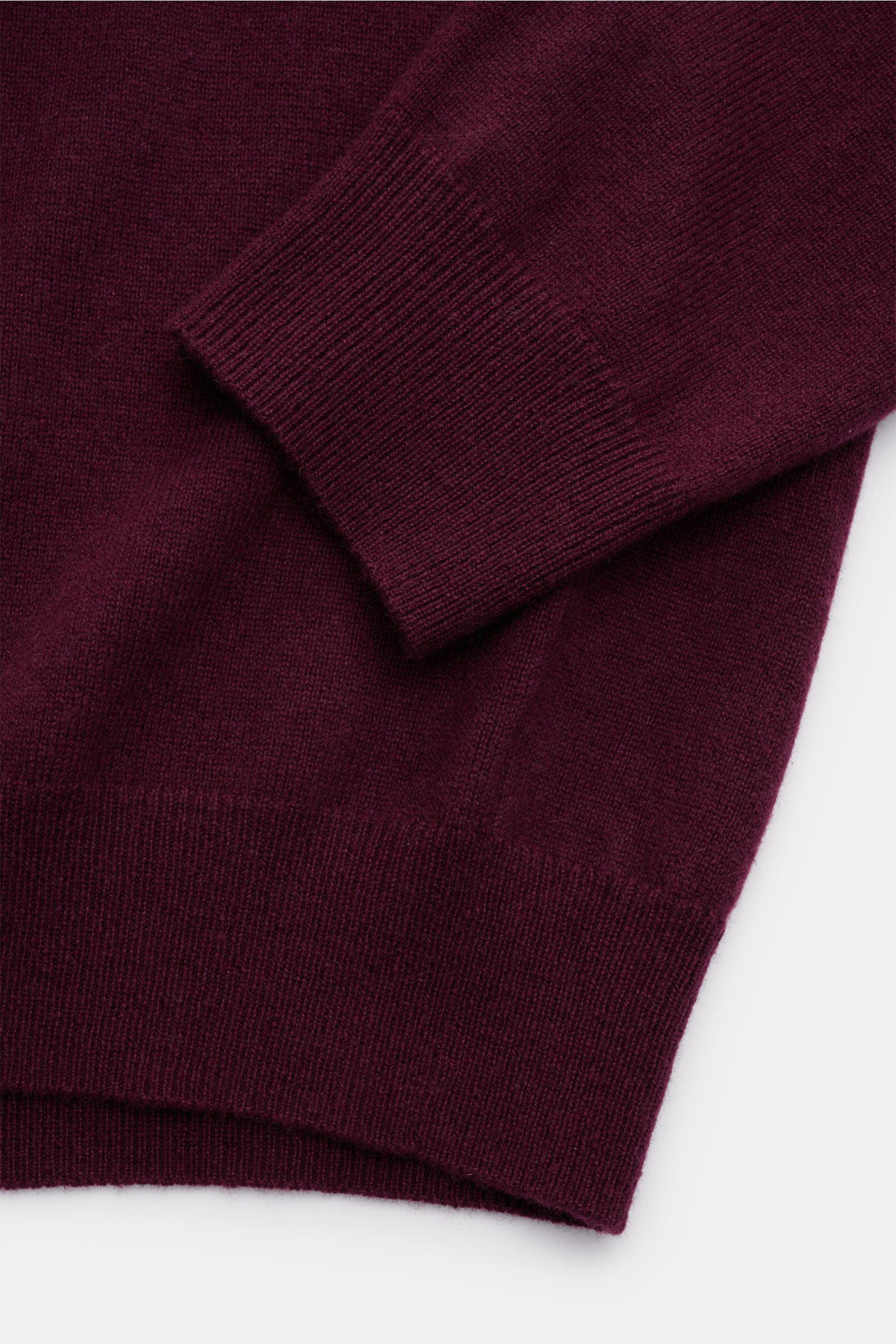 Nahaufnahme des von Braun Cashmere Rollkragenpullovers bordeaux, fein gestrickt aus reinem Cashmere, mit elastischen Rippbündchen und Slim Fit.