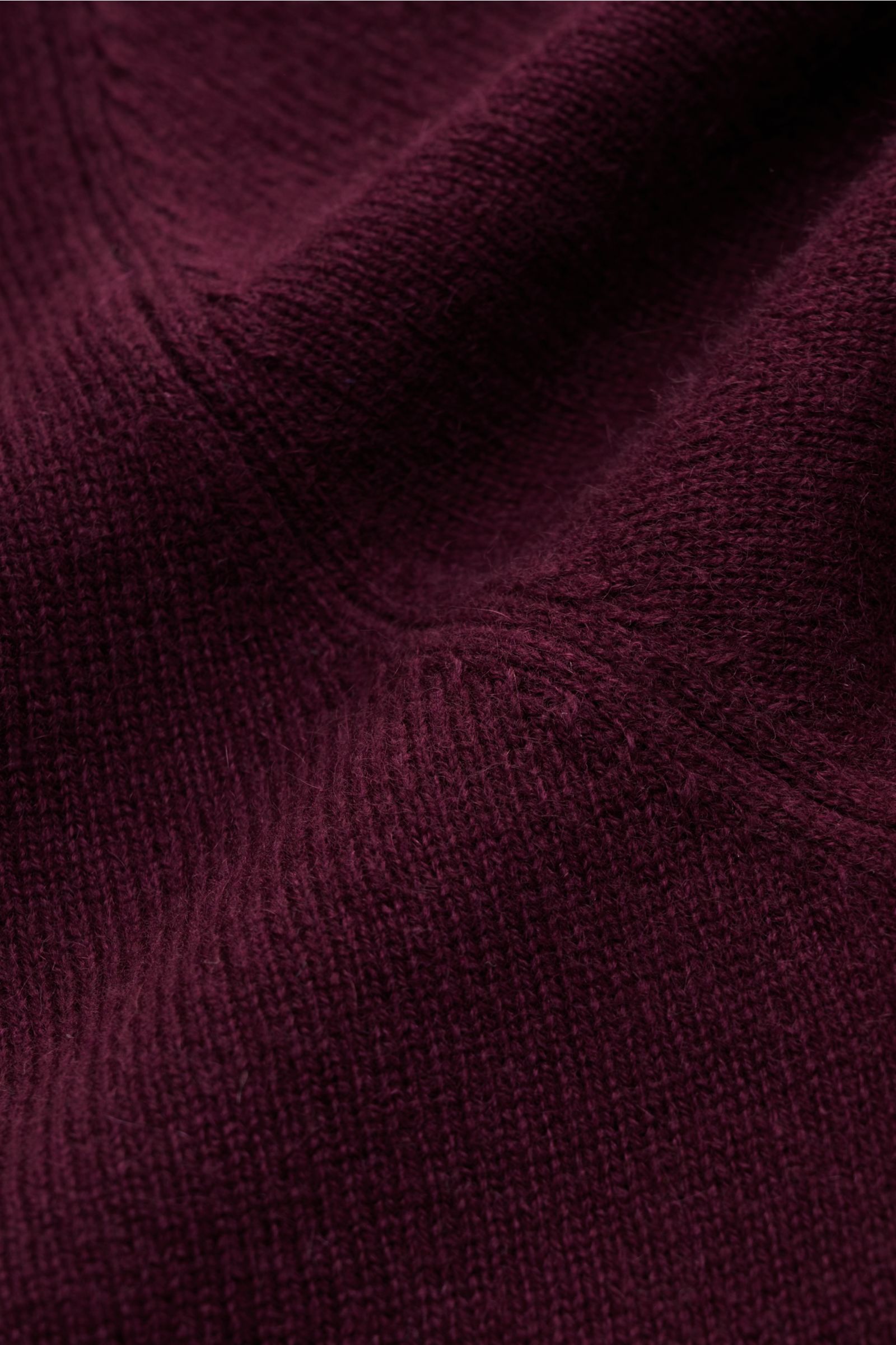 von Braun Cashmere Rollkragenpullover bordeaux in Nahaufnahme, fein gestrickt, weich, Slim Fit mit anliegendem Rollkragen und elastischen Rippbündchen