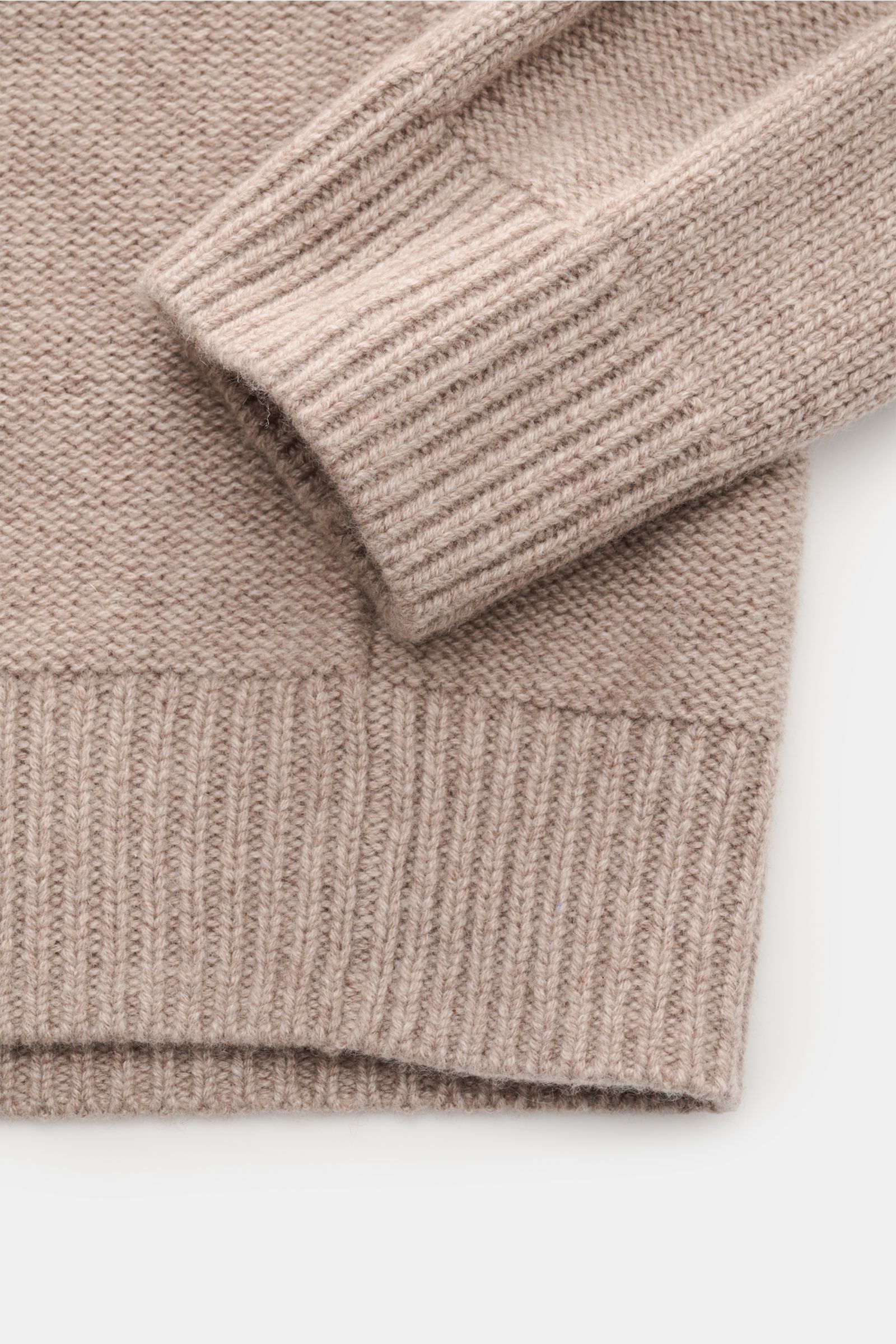 Nahaufnahme von Ärmel und Saum des von Braun Cashmere Rollkragenpullover beige, aus feinem, weichem Cashmere mit Links- und Zopfstrick, Slim Fit.