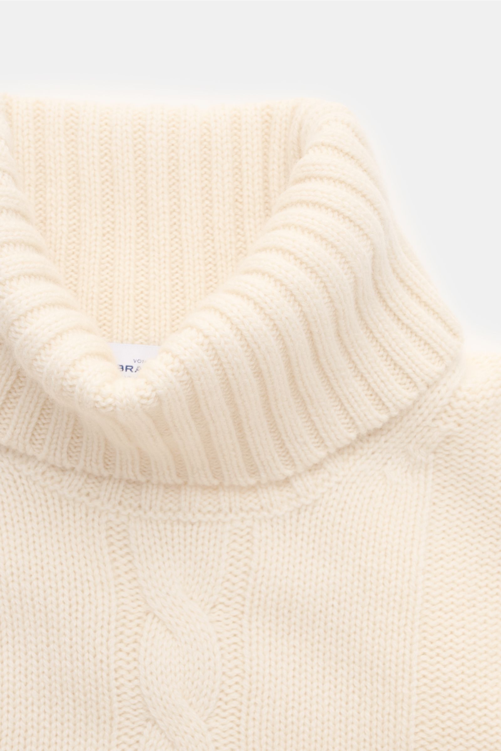 von Braun Cashmere Rollkragenpullover offwhite aus reinem Cashmere mit weichem Griff, Slim Fit, Zopf- und Linksstrick, flexible Rippbündchen, Nahaufnahme von oben