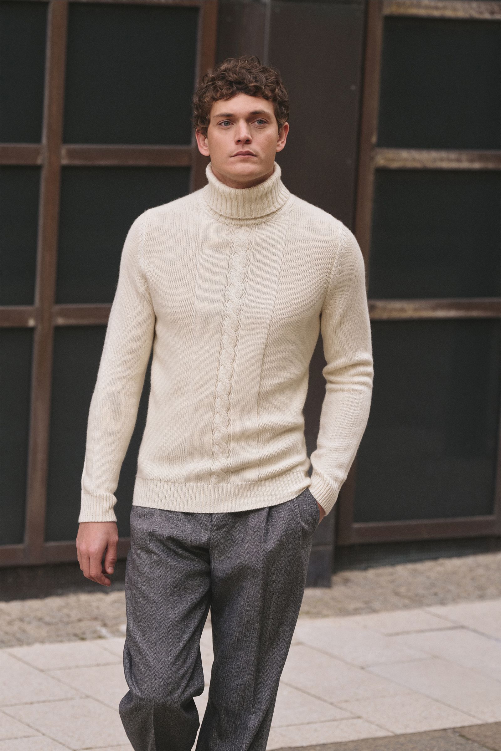 von Braun Cashmere Rollkragenpullover offwhite in Slim Fit, frontale Nahaufnahme eines Mannes, feiner Cashmere mit Links- und Zopfstrickmuster, anliegender Rollkragen, weicher Griff, flexible Rippbündchen