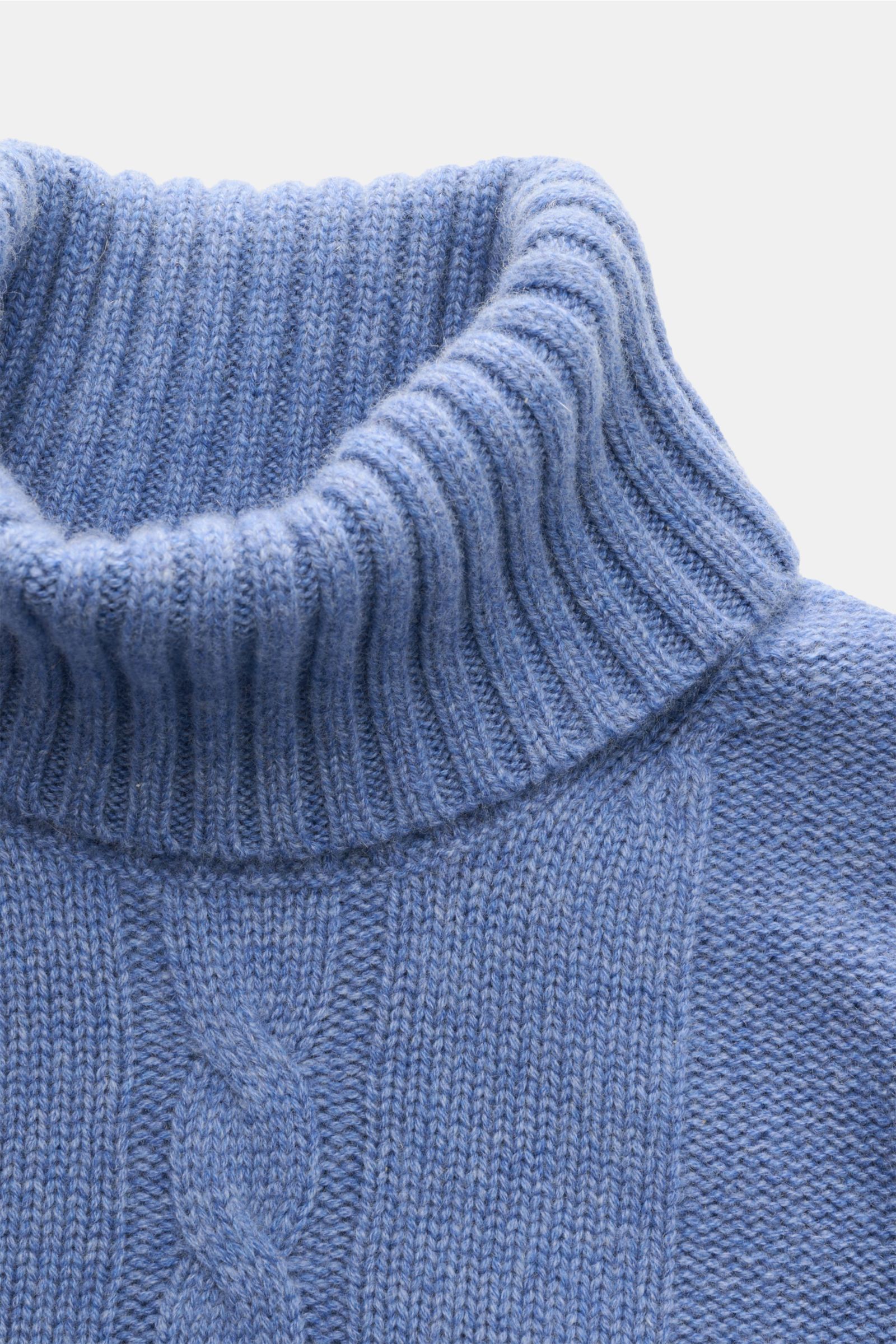 Nahaufnahme des von Braun Cashmere Rollkragenpullovers blau meliert, mit anliegendem Rollkragen, Zopf- und Linksstrickmuster aus feinstem Cashmere.