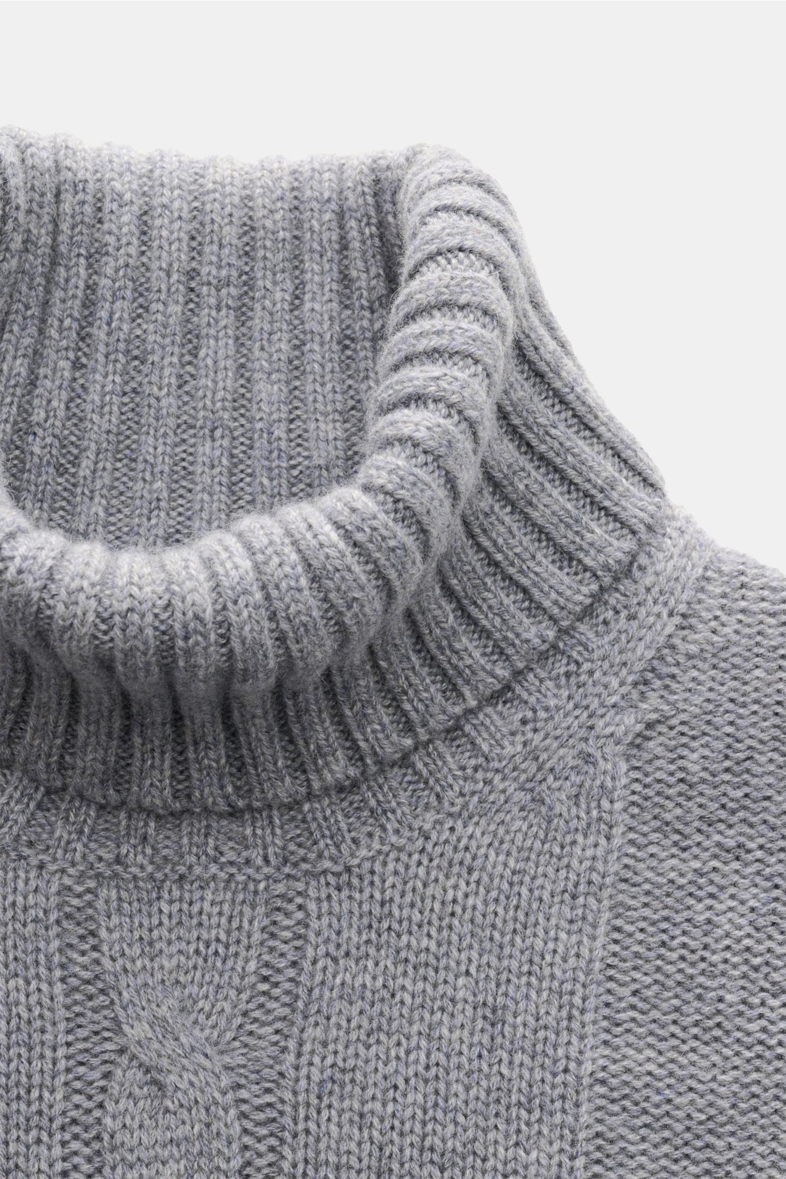 Nahaufnahme von von Braun Cashmere Rollkragenpullover grau, Slim Fit mit anliegendem Rollkragen, weichem Cashmere, Links- und Zopfstrickmuster.