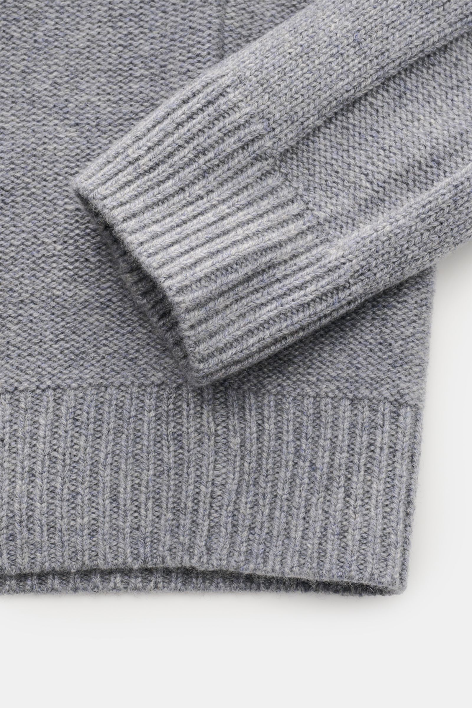 von Braun Cashmere Rollkragenpullover grau, Detailaufnahme von unten, mit weichem, mittelfeinem Links- und Zopfstrick, Slim Fit, Rippbündchen, Rollkragen