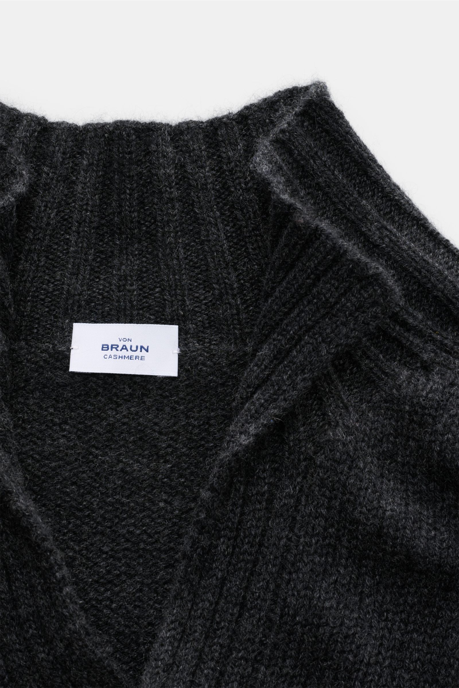 Nahaufnahme von von Braun Cashmere Troyer dunkelgrau meliert, stehend mit offenem Stehkragen, sportiven Rippstrick-Details, Regular Fit und weichem Griff.