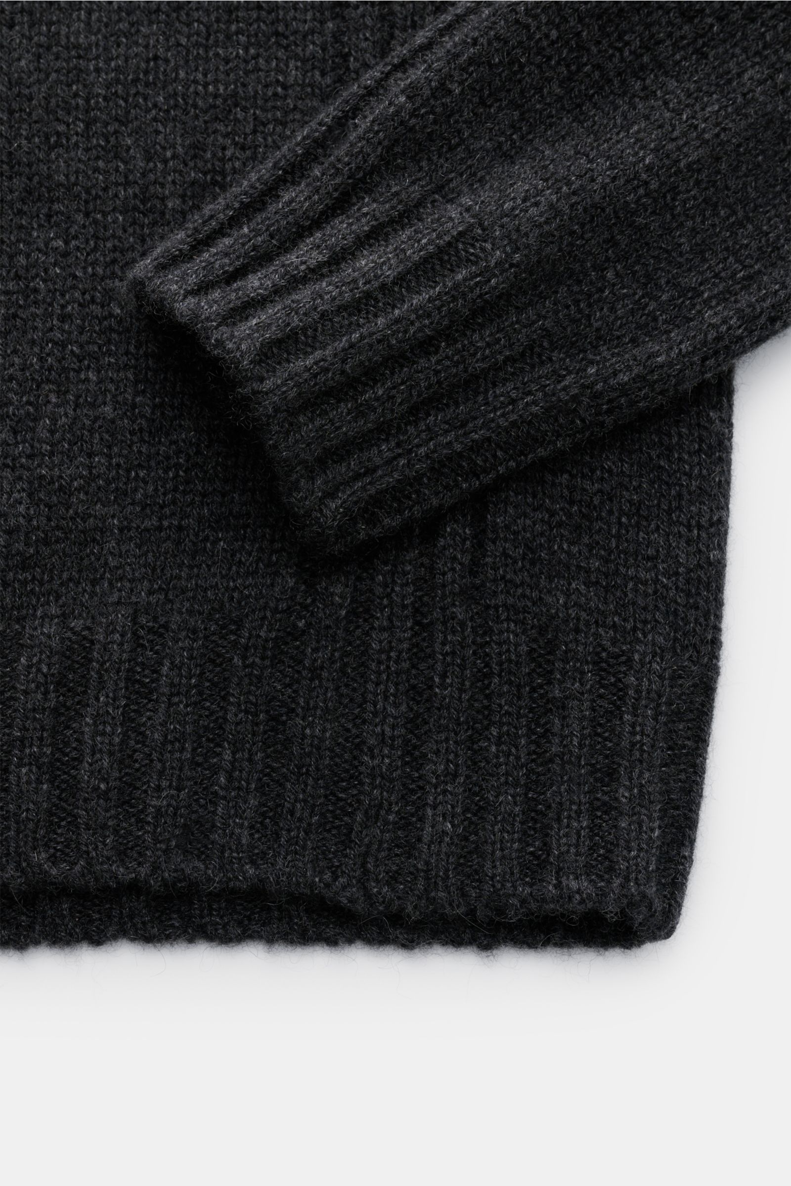 Nahaufnahme des von Braun Cashmere Troyers dunkelgrau meliert, Fokus auf sportiven Rippstrick-Bündchen und mittelfeinem Strickbild.