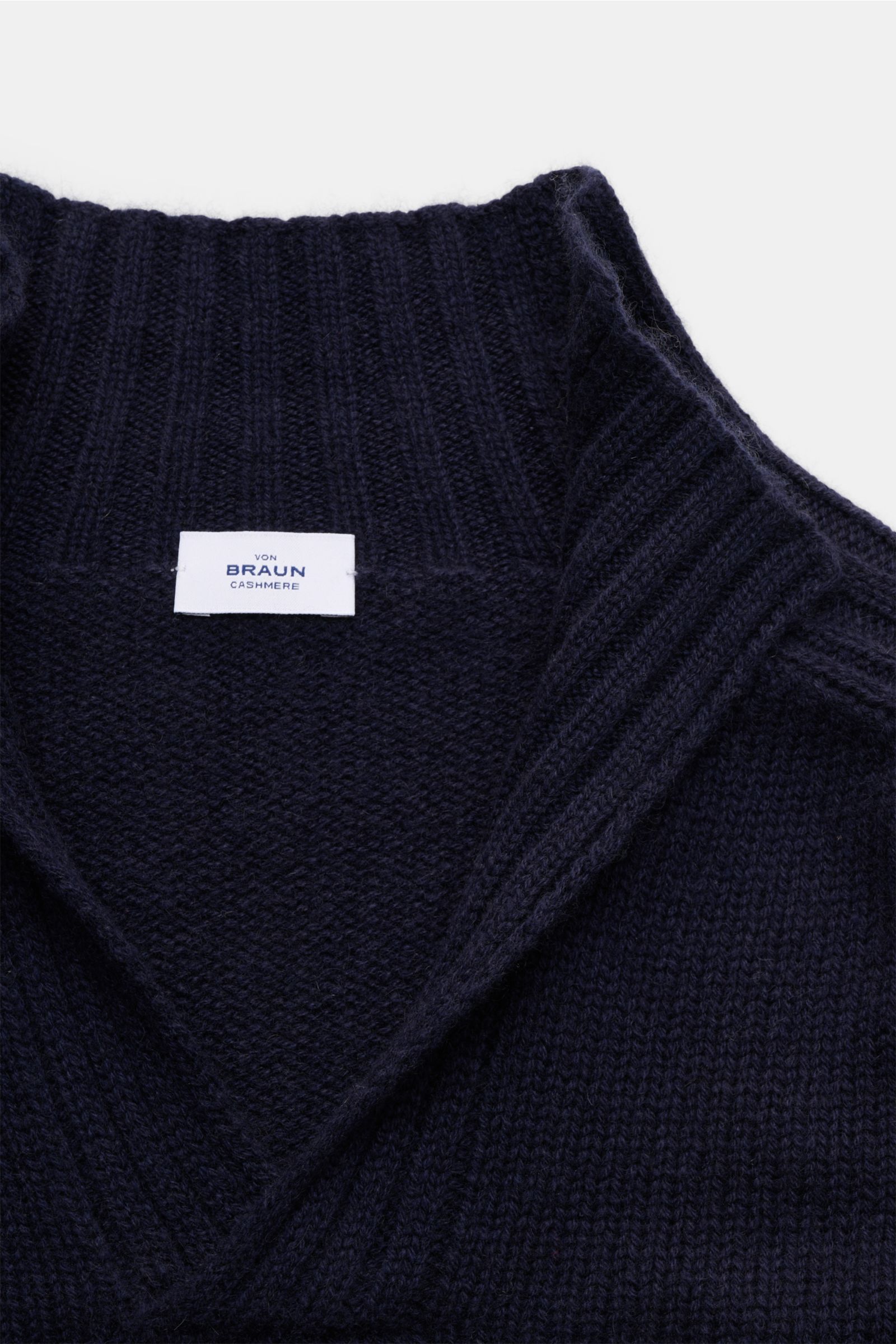 Nahaufnahme des von Braun Cashmere Troyer navy von oben, zeigt Stehkragen mit offener Kragenleiste, sportive Rippstrick-Details, reinen Cashmere, weichen Griff und mittelfeines Strickbild.