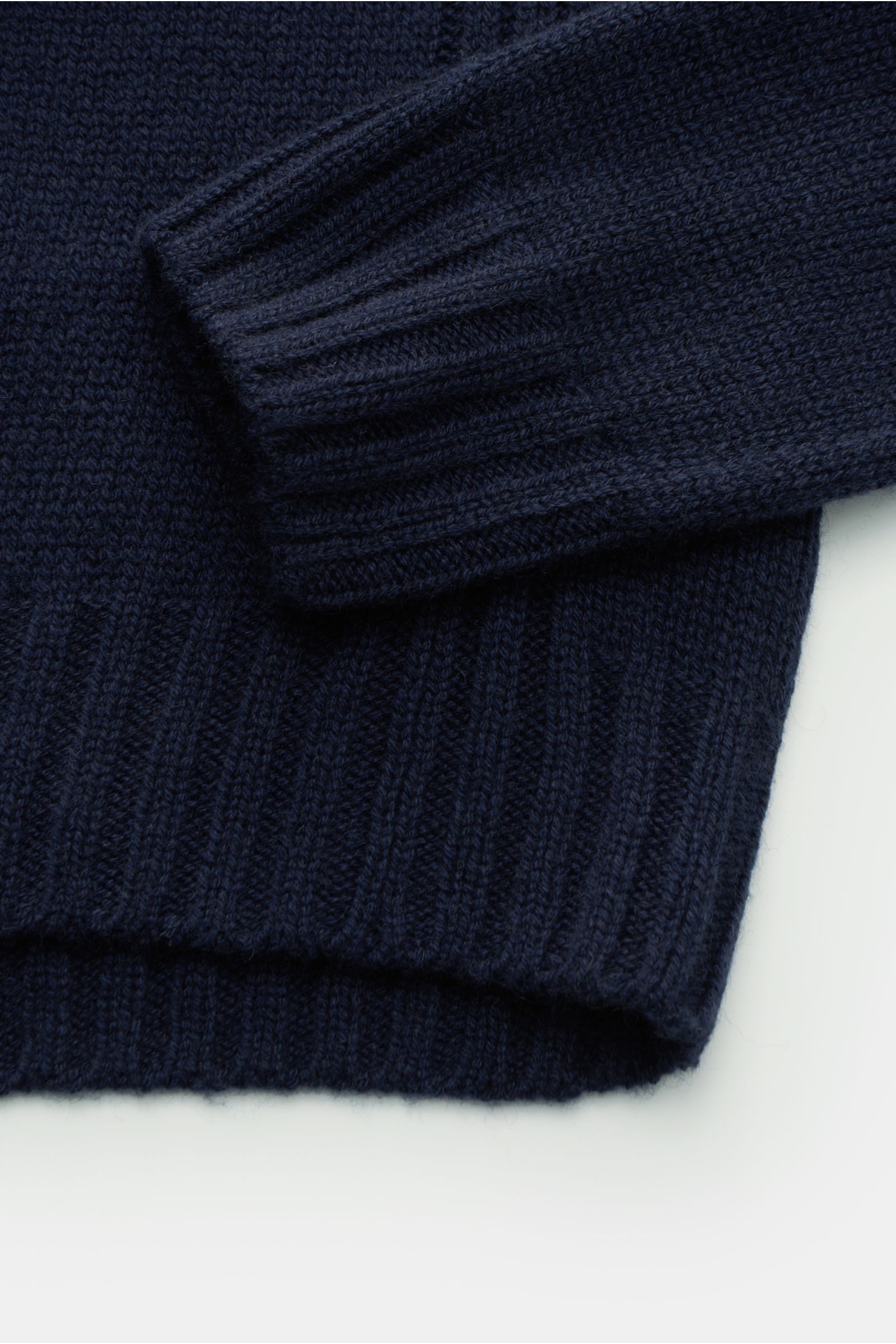 Nahaufnahme des von Braun Cashmere Troyer navy in reiner, mittelfeiner Strickqualität, mit sportiven Rippbündchen und weichem Griff.