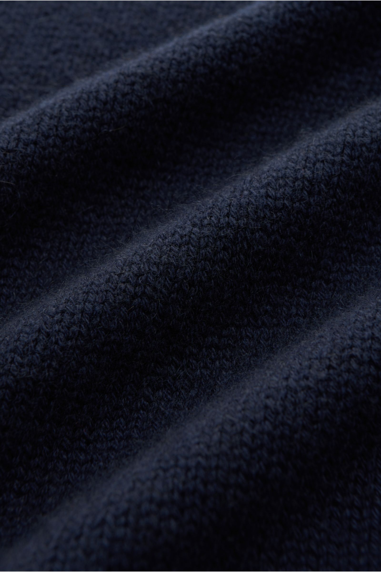 von Braun Cashmere Troyer navy in Nahaufnahme aus schräger Perspektive, mittelfeines Strickbild mit sportiven Rippstrick-Details, weicher reiner Cashmere, stehender Kragen und Rippbündchen, Regular Fit, edles Essential mit geschmeidigem Tragegefühl und Wä