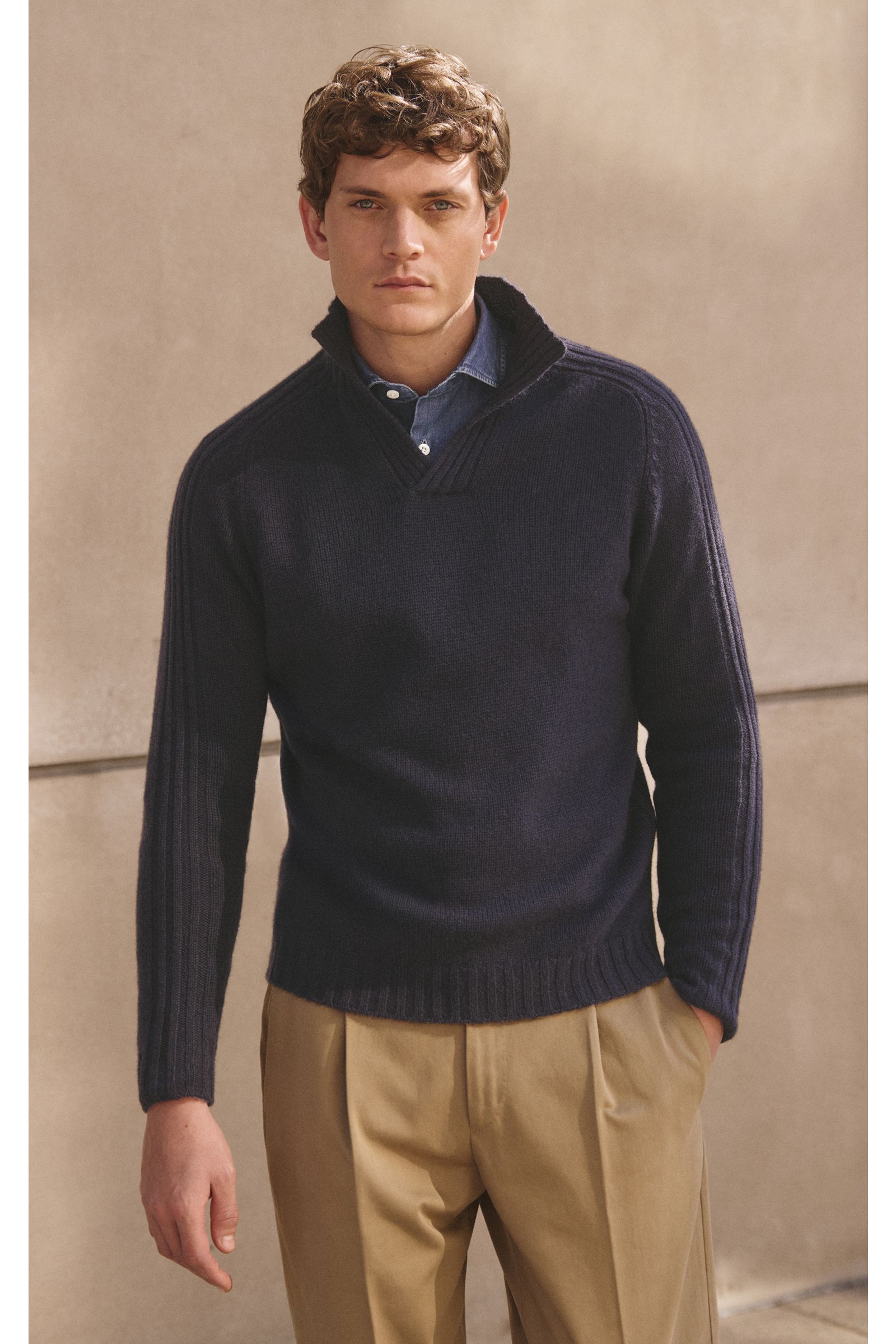 Junger Mann frontal in Nahaufnahme trägt von Braun Cashmere Troyer navy mit Stehkragen, Rippstrick-Details, Regular Fit und weicher Cashmerequalität.