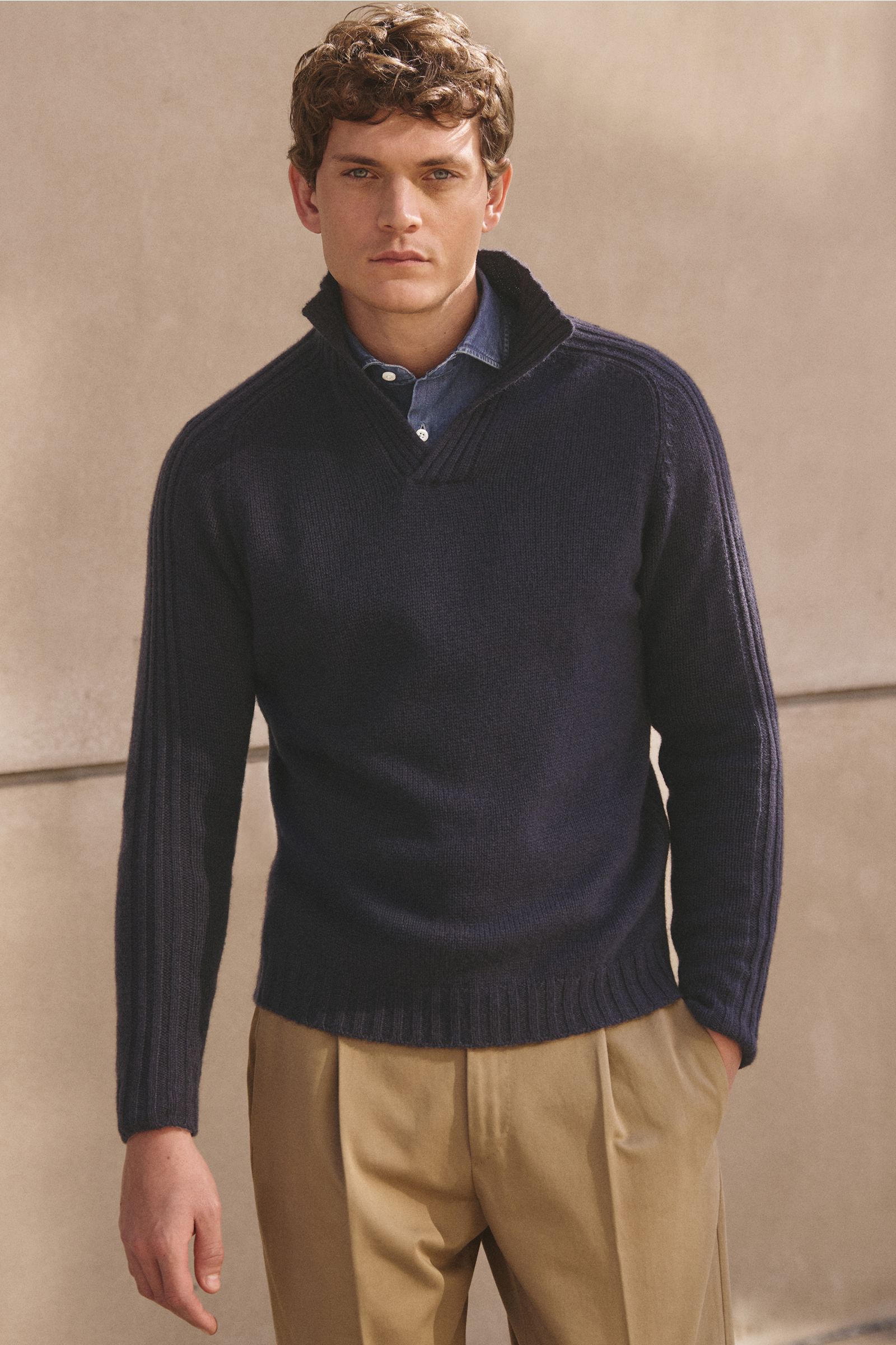 Junger Mann frontal fotografiert trägt den von Braun Cashmere Troyer navy mit Stehkragen, Rippstrick und regular fit, reiner Cashmere.