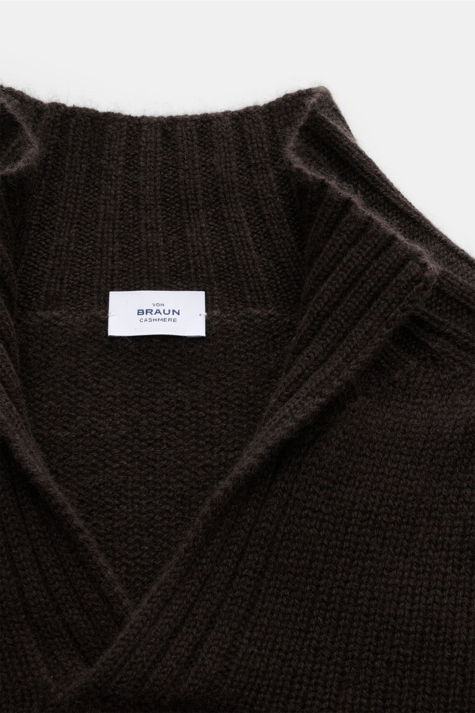 von Braun Cashmere Troyer dunkelbraun, Nahaufnahme von oben, edles Essential mit sportiven Rippstrick-Details, Stehkragen, weicher Griff, Regular Fit