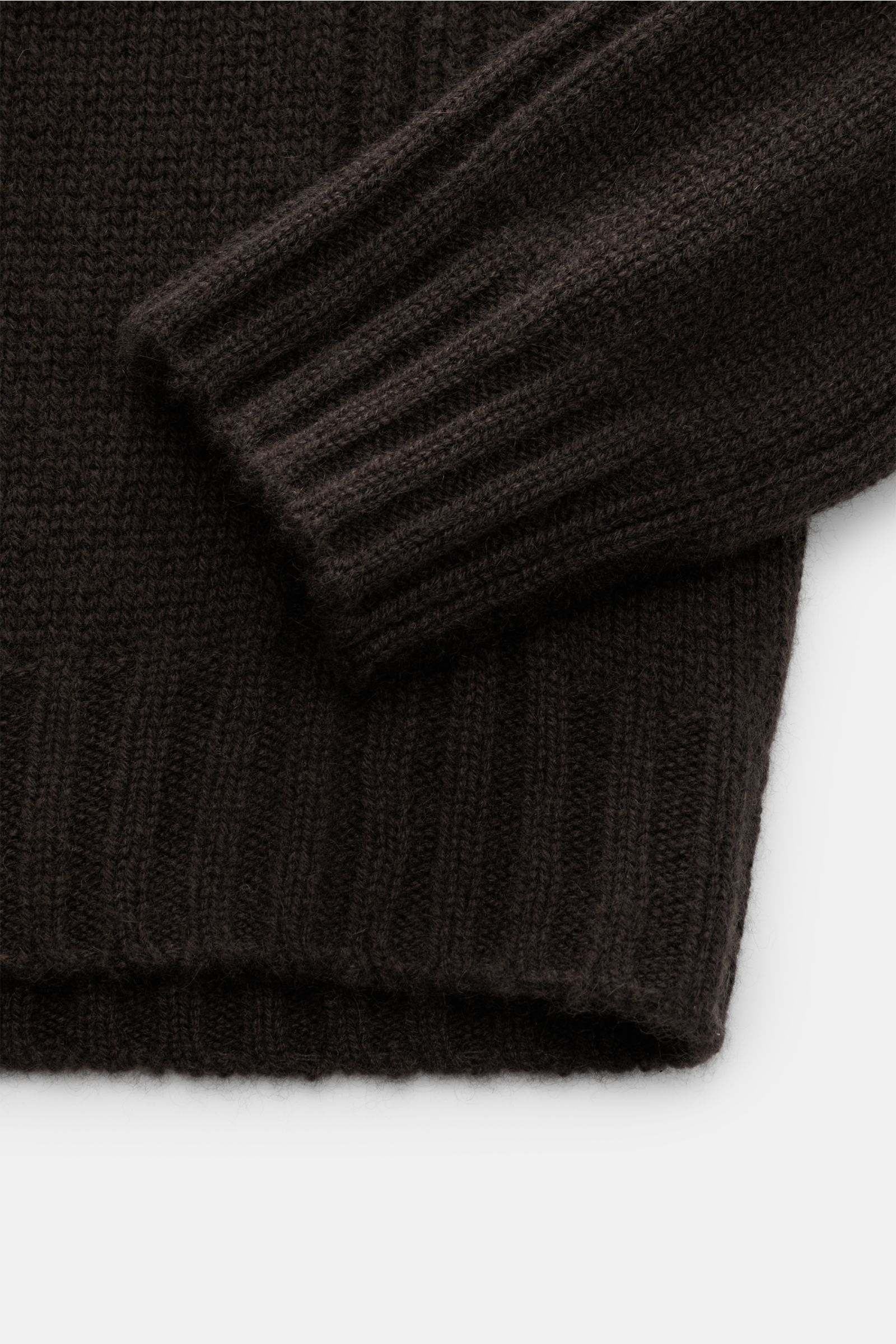 Nahaufnahme des Ärmels und Saums des von Braun Cashmere Troyer dunkelbraun mit sportiven Rippstrick-Details, Regular Fit und weichem Griff.