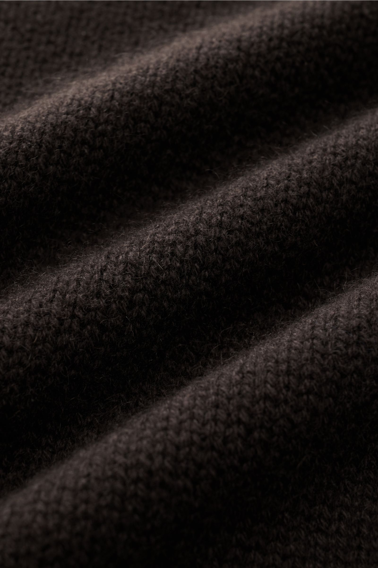 Nahaufnahme des von Braun Cashmere Troyer dunkelbraun, Details der mittelfeinen, weichen Rippstrickstruktur aus reinem Cashmere.
