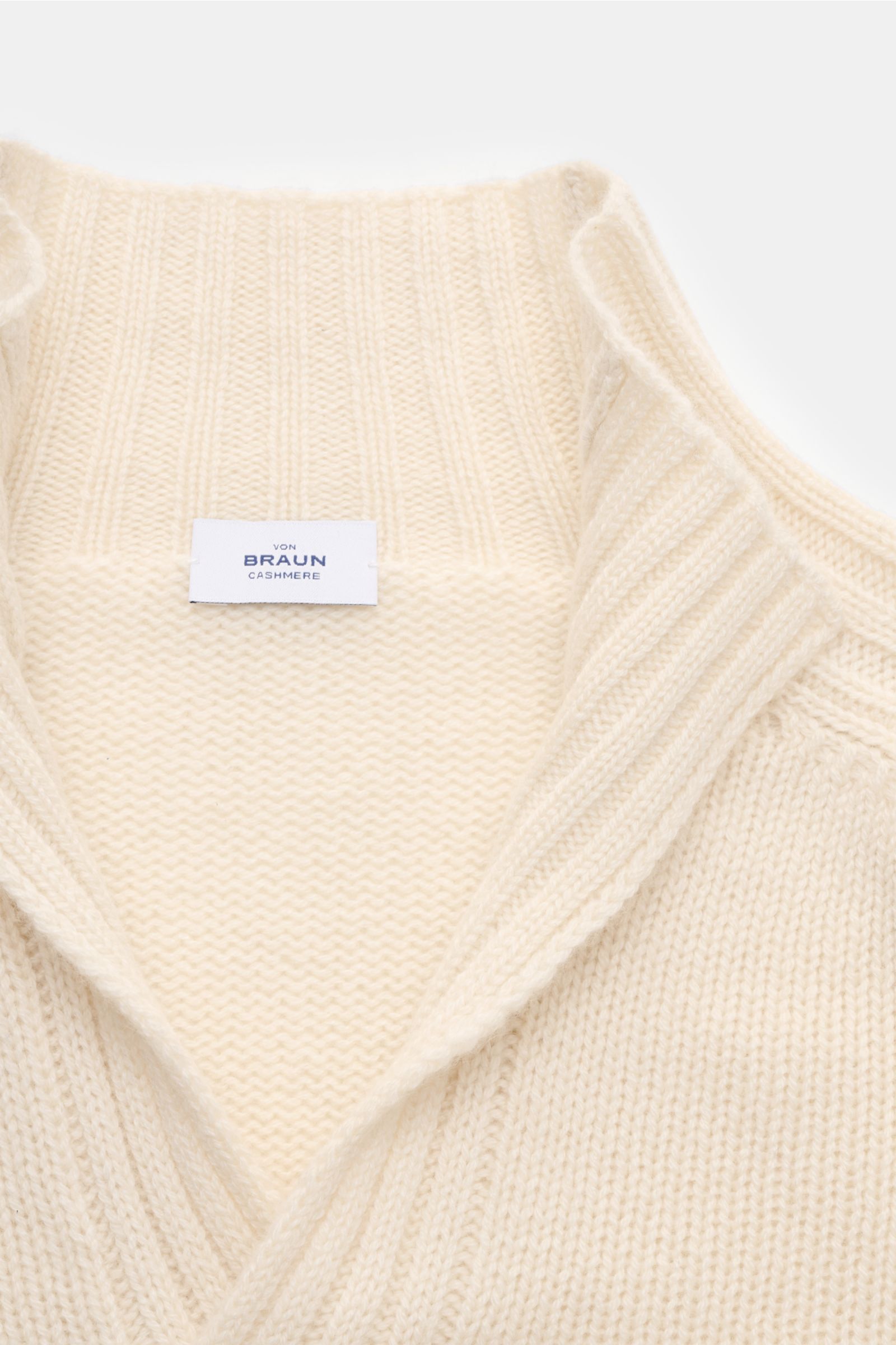 Nahaufnahme von von Braun Cashmere Troyer creme, stehend fotografiert, mit sportiven Rippstrick-Details, Stehkragen und weichem, mittelfeinem Strick.