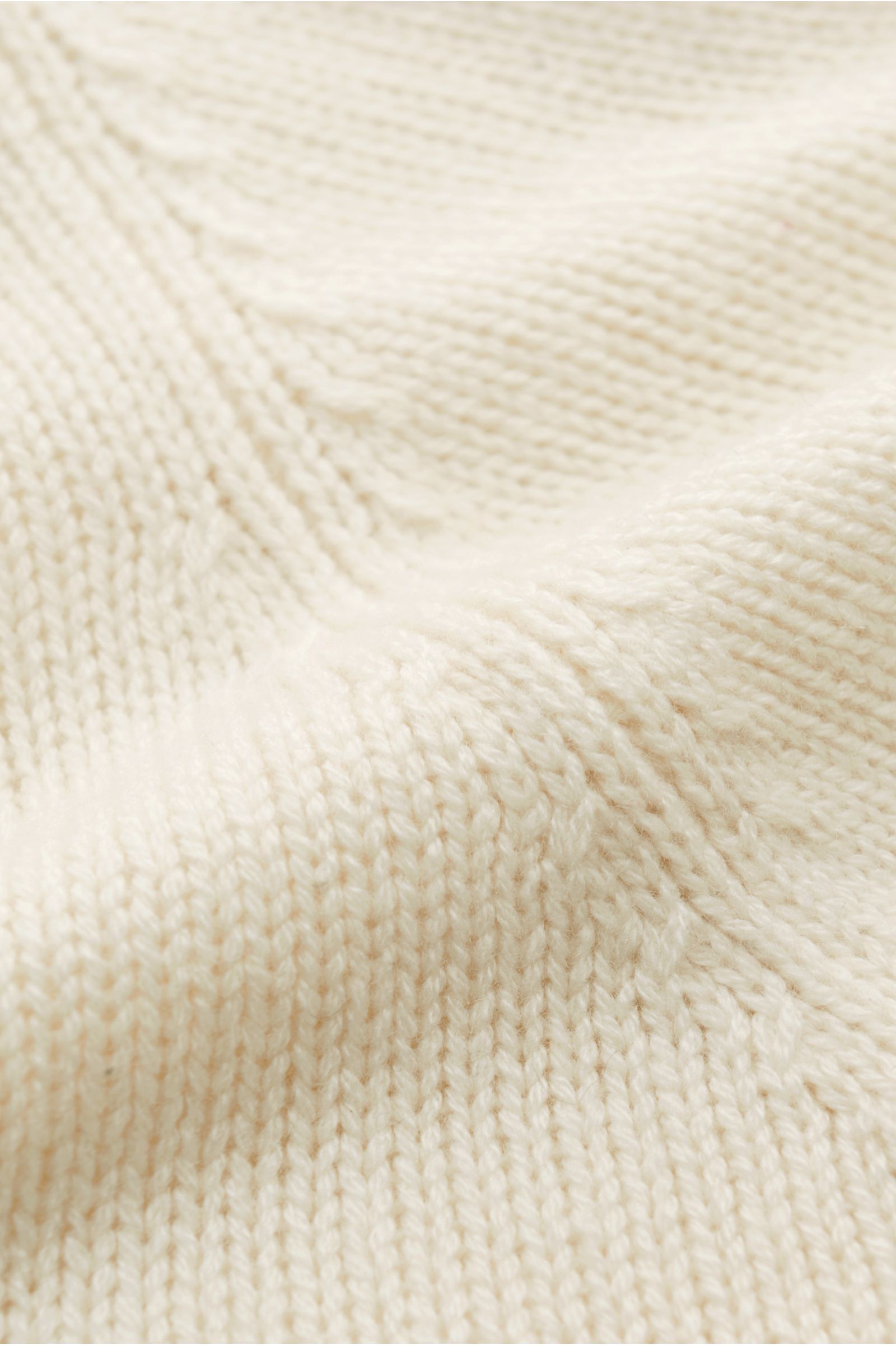 von Braun Cashmere Troyer creme in Nahaufnahme, mittelfeines Strickbild mit soften, sportiven Rippstrick-Details aus reinem Cashmere
