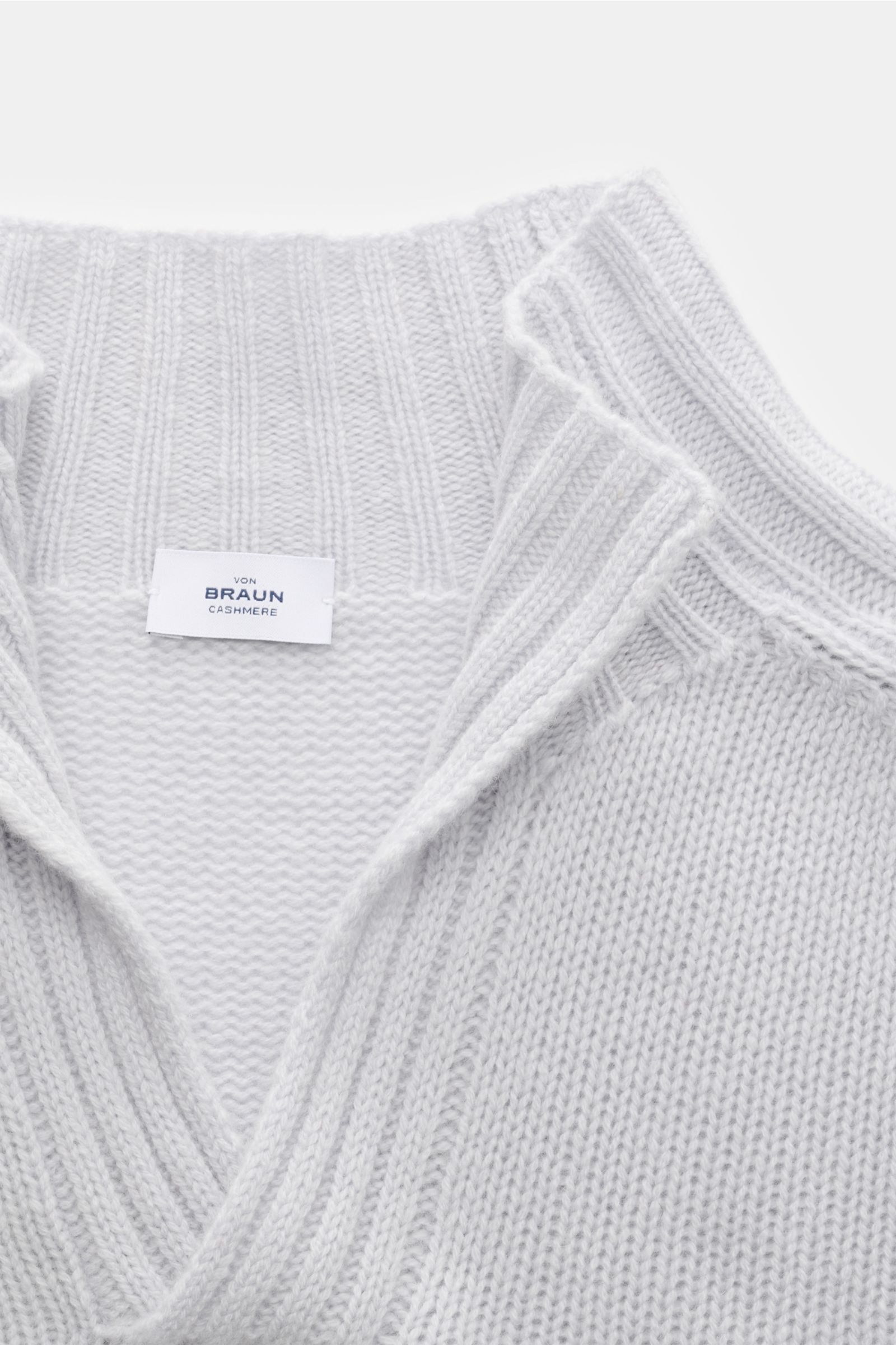 Nahaufnahme des von Braun Cashmere Troyer hellgrau mit Stehkragen, offener Kragenleiste und sportiven Rippstrick-Details aus weichem Cashmere.