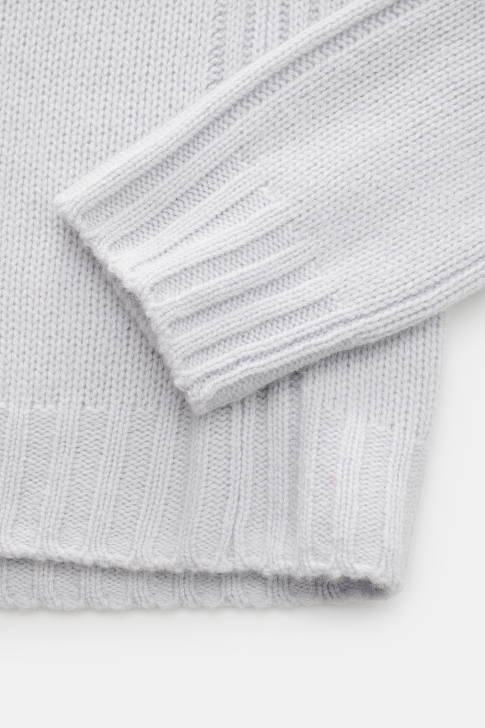von Braun Cashmere Troyer hellgrau, Detailaufnahme von Ärmel und Saum, reiner Cashmere, weicher Griff, mittelfeines Strickbild, sportiver Rippstrick, Regular Fit, Stehkragen mit offener Leiste, komfortable Rippbündchen.