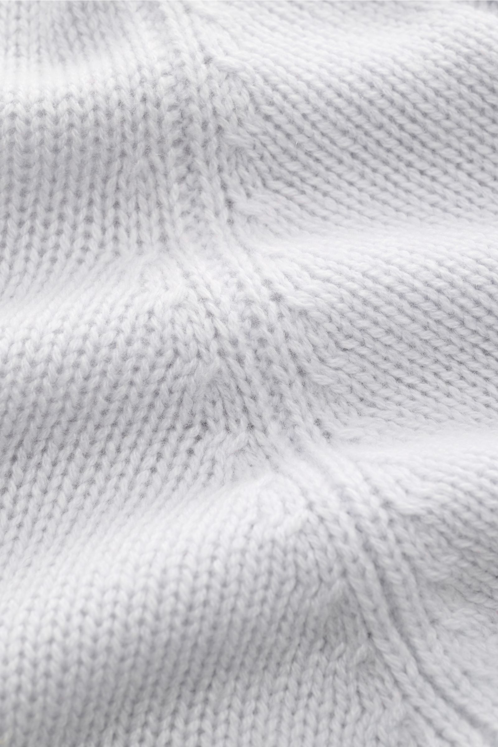 Nahaufnahme des von Braun Cashmere Troyer hellgrau in mittelfeinem Strick mit sportiven Rippstrick-Details, Stehkragen und weichem Griff.