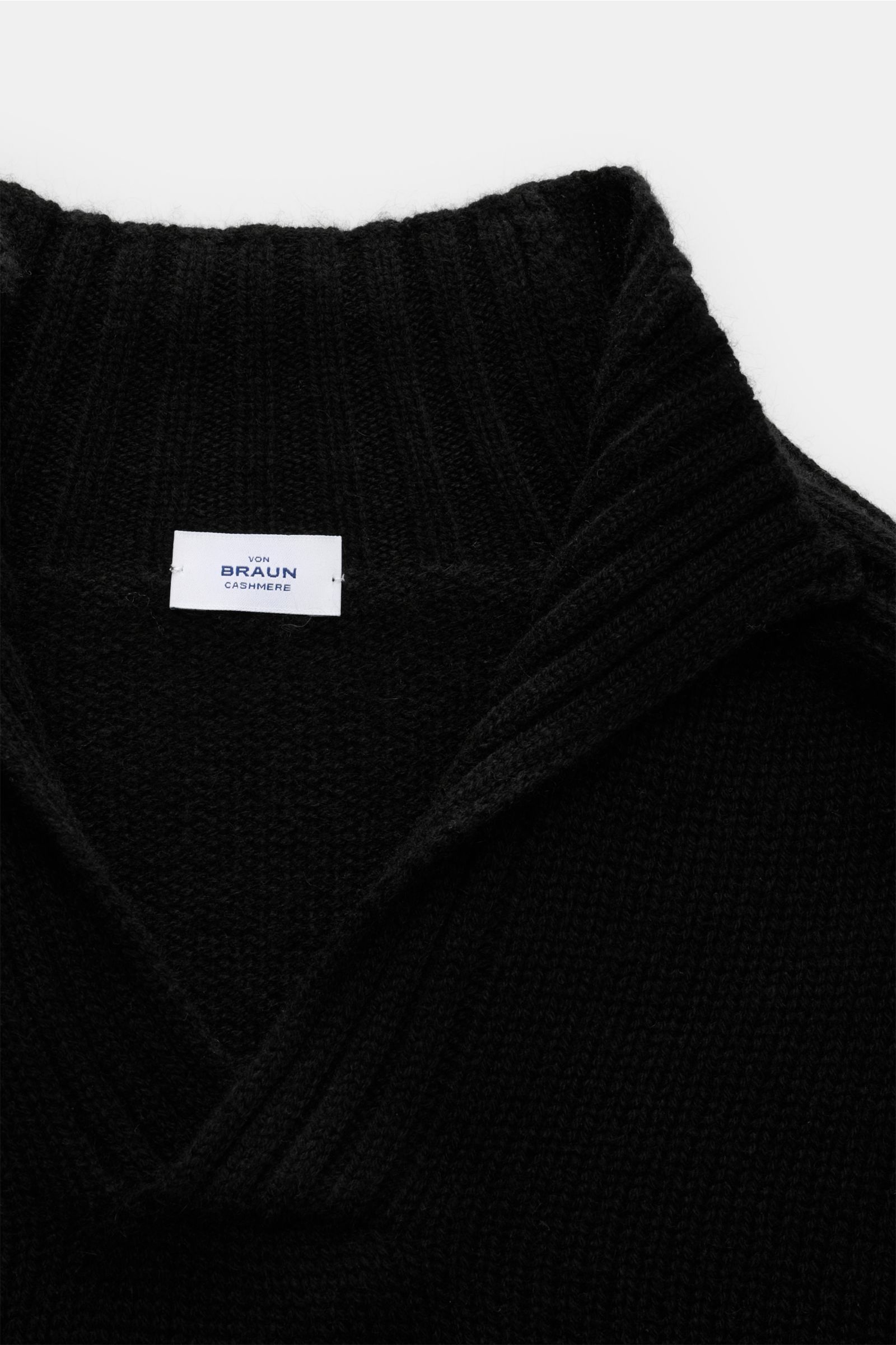 Nahaufnahme von von Braun Cashmere Troyer schwarz, stehend fotografiert, mit sportiven Rippstrick-Details, Stehkragen und offenem Kragen, reiner Cashmere, Regular Fit.