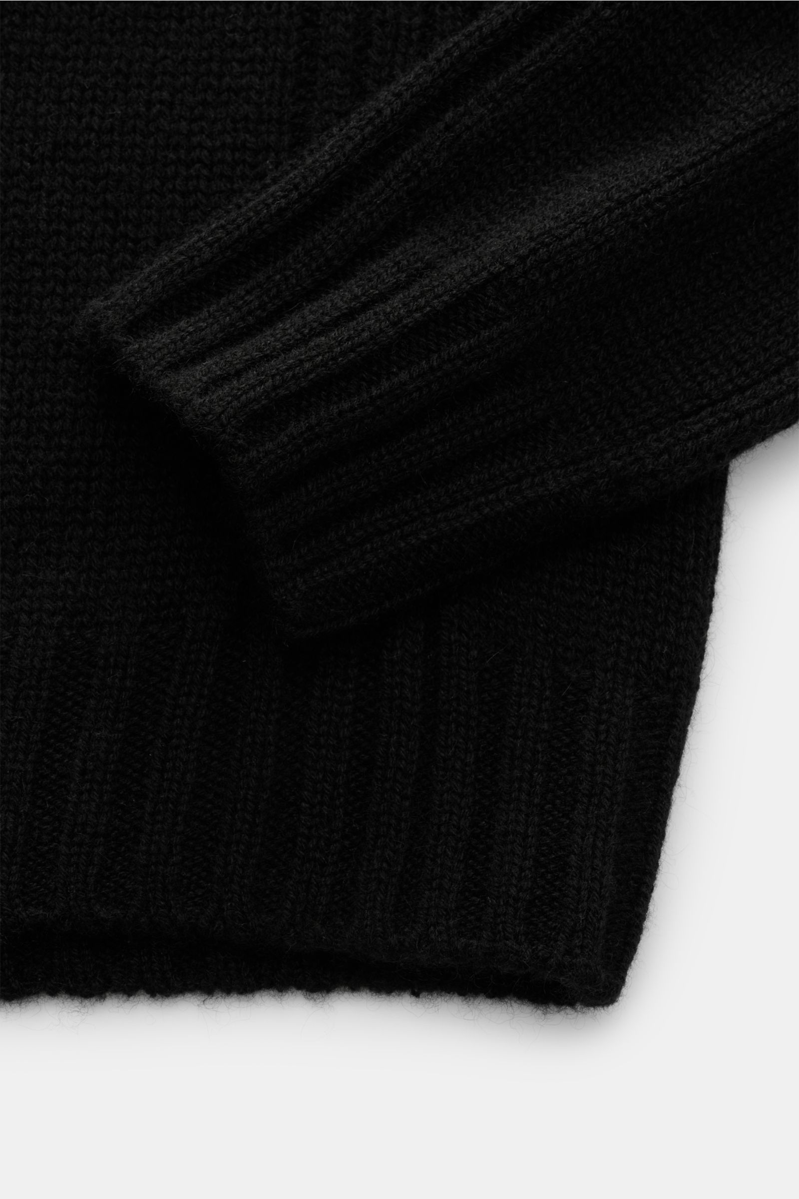von Braun Cashmere Troyer schwarz, Detailaufnahme von Rippbündchen und mittelfeinem Strickbild, reiner Cashmere, Regular Fit, Stehkragen mit offener Leiste, sportives Rippstrick-Design, sehr weicher Griff, komfortabel und warm.