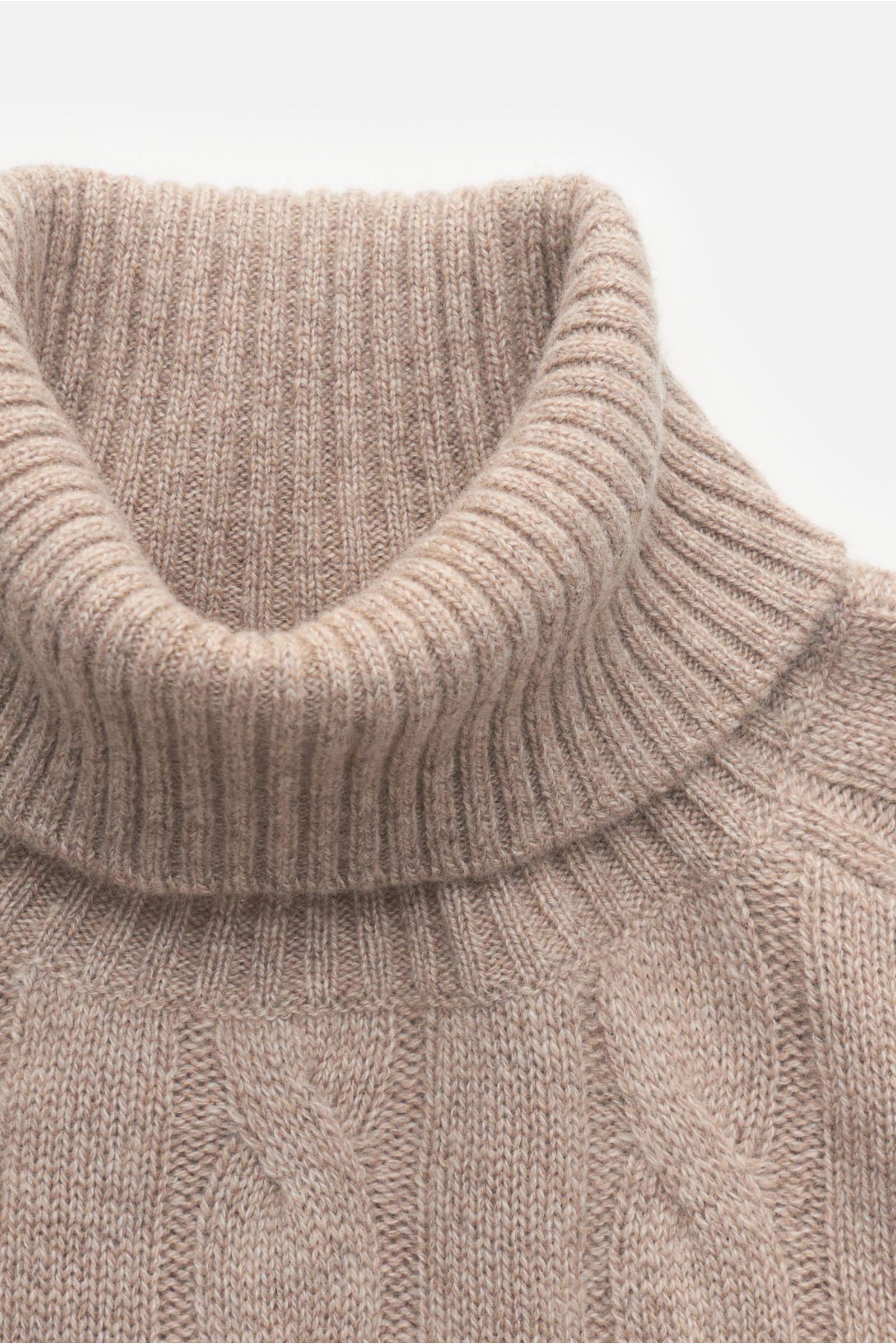 Nahaufnahme von einem von Braun Cashmere Rollkragenpullover beige meliert mit weichem Griff, Zopfstrickmuster, Regular Fit und flexiblem Rippkragen.