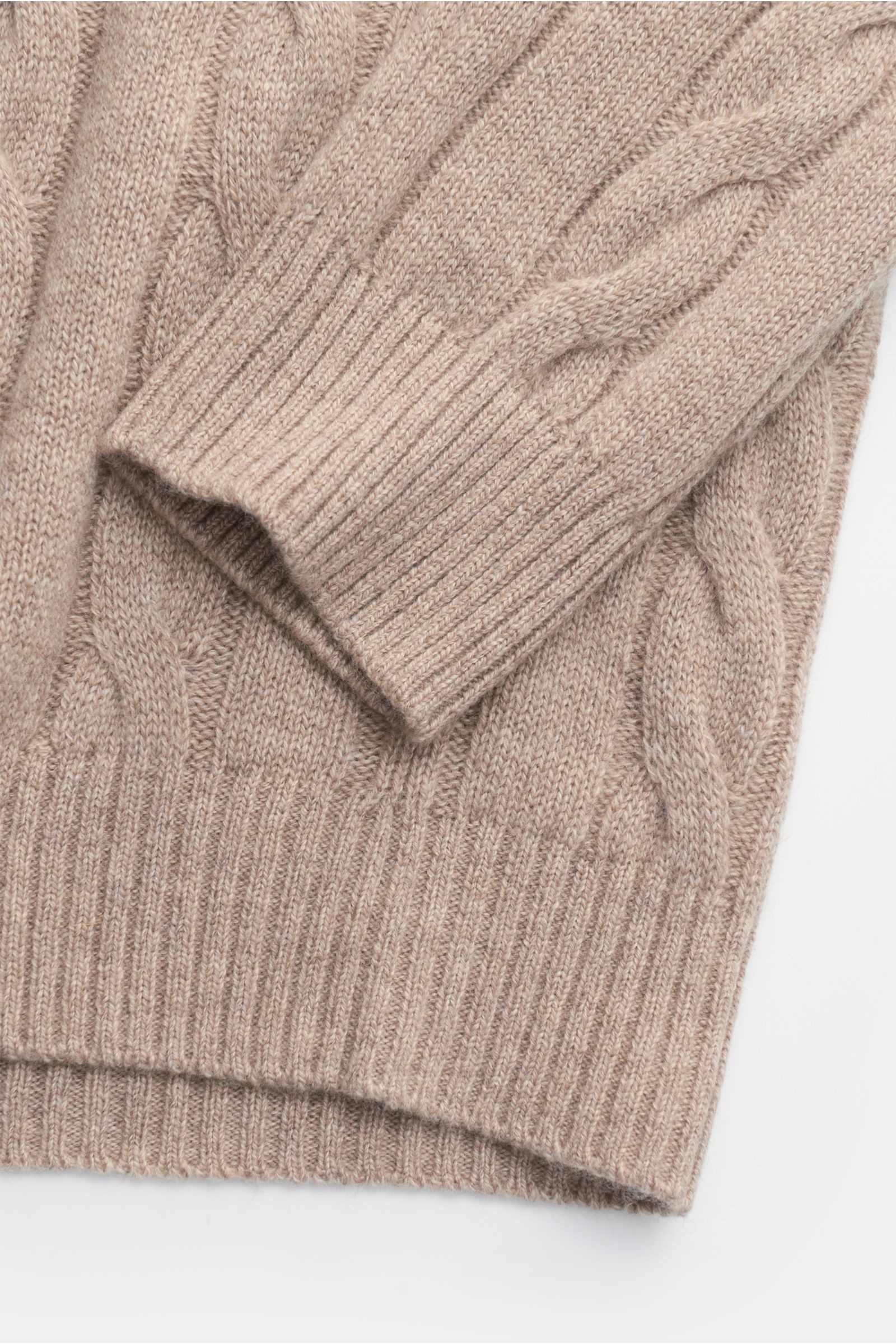 Nahaufnahme des von Braun Cashmere Rollkragenpullovers beige meliert von oben, zeigt das klassische Zopfstrickmuster, anliegenden Rollkragen, flexible Rippbündchen, aus reinem, weichem Cashmere aus der inneren Mongolei, Regular Fit, komfortabel für die Wi