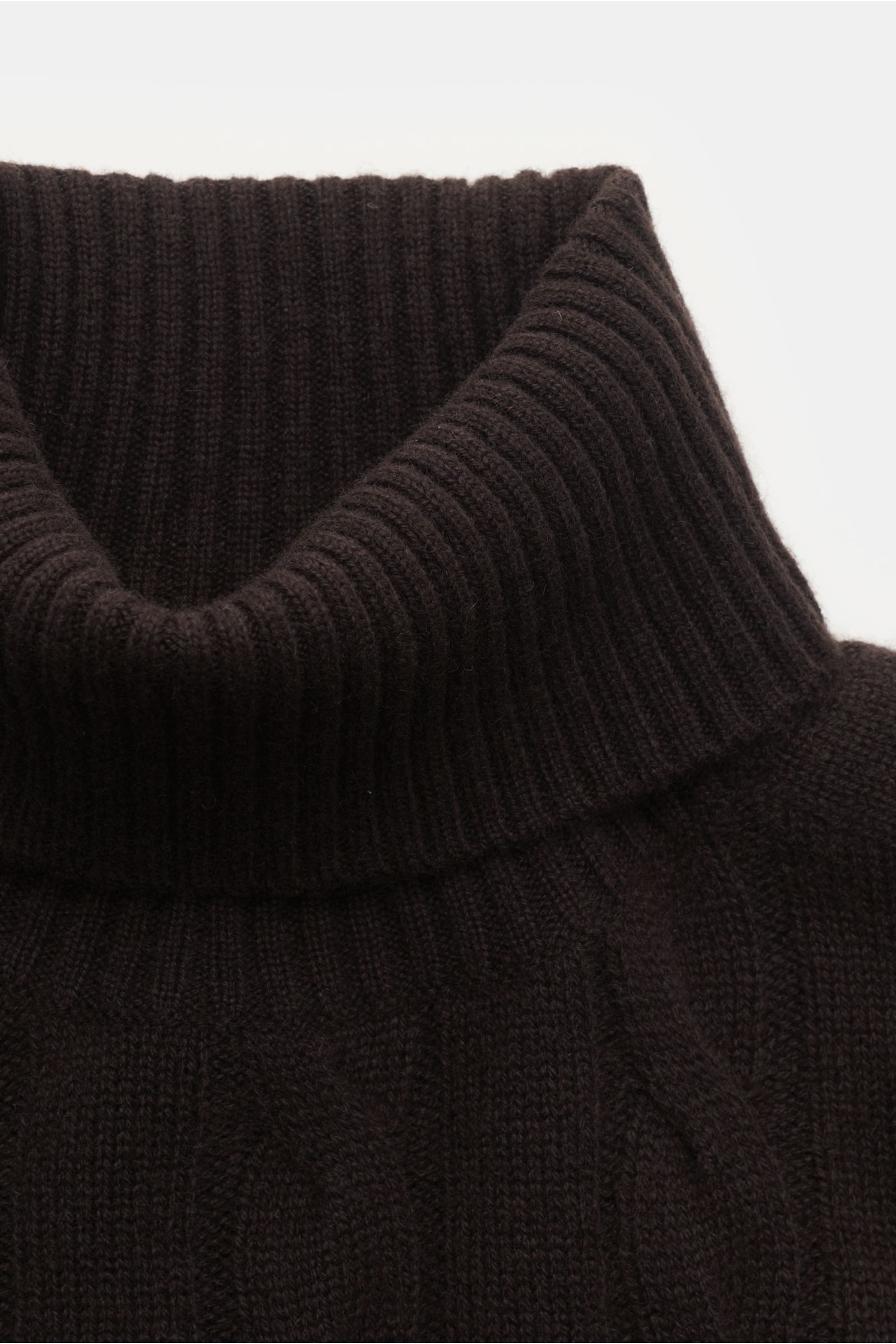 Nahaufnahme von von Braun Cashmere Rollkragenpullover dunkelbraun, softer Zopfstrick, anliegender Rollkragen, flexible Rippbündchen, Regular Fit.