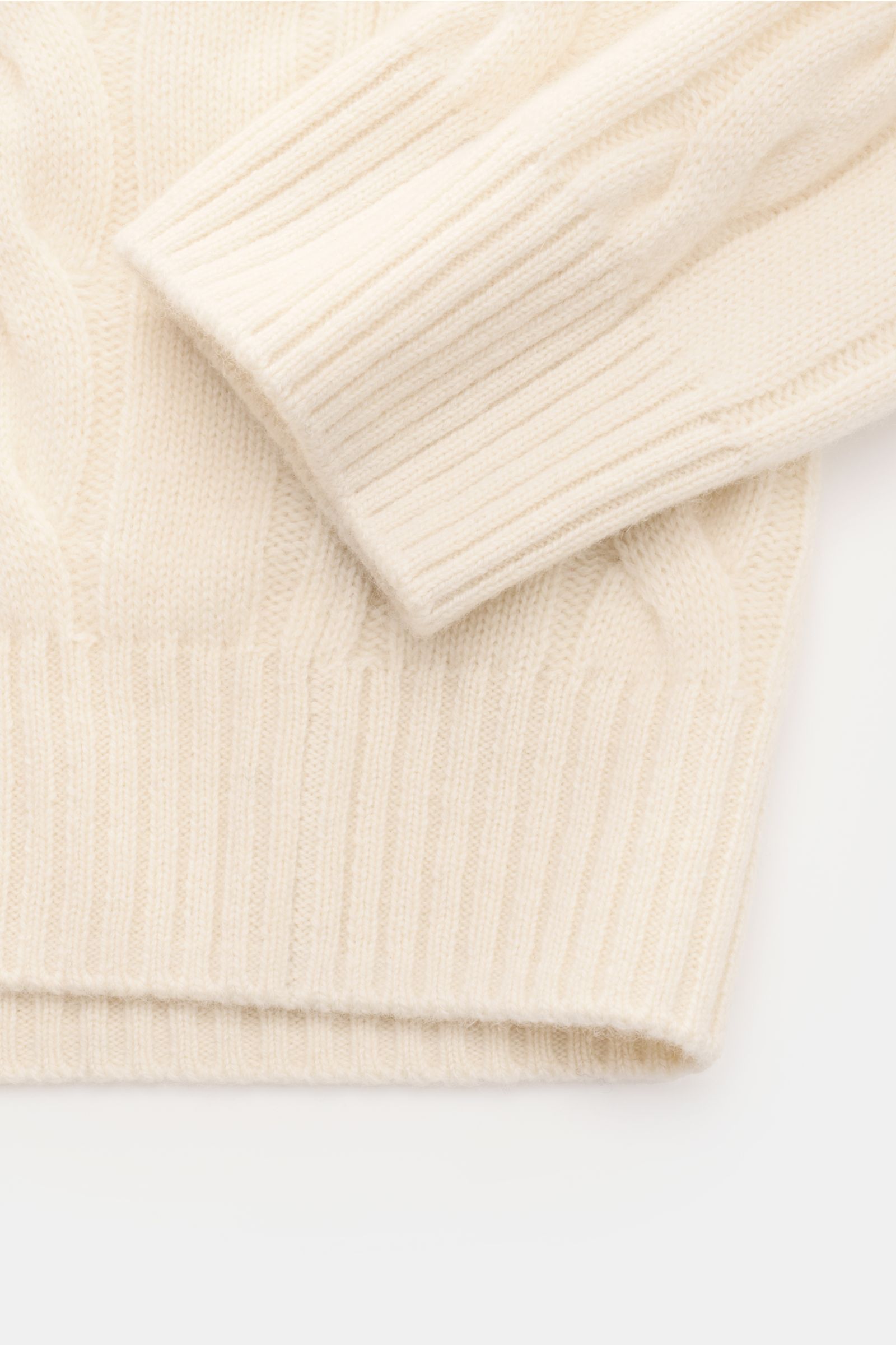 von Braun Cashmere Rollkragenpullover creme, Detailaufnahme von oben, weicher, reiner Cashmere mit zeitlosem Zopfstrickmuster, Regular Fit, anliegender Rollkragen und flexible Rippbündchen.