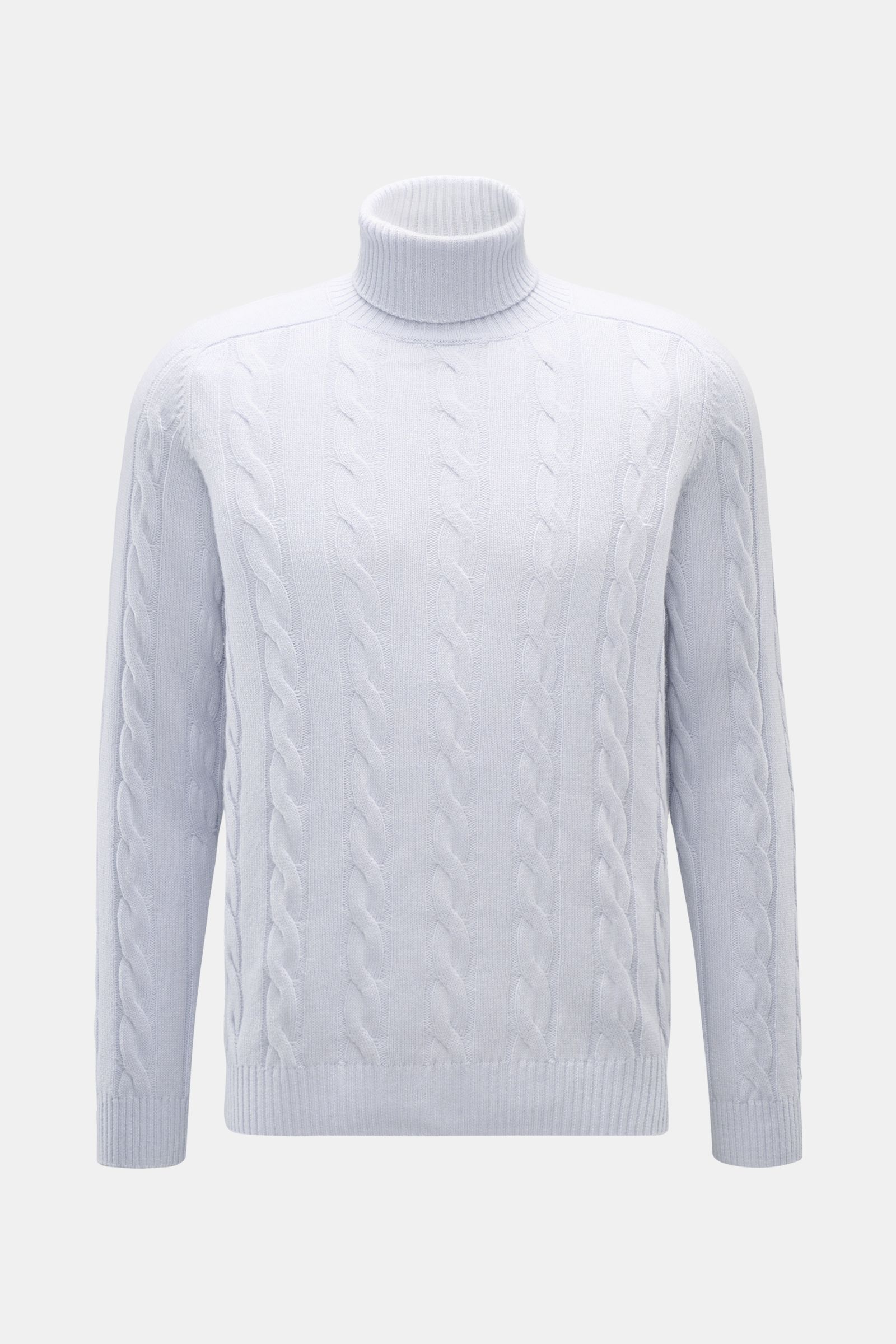 von Braun Cashmere Rollkragenpullover pastellblau, frontal fotografiert, mit klassischem Zopfstrickmuster, Regular Fit, anliegendem Rollkragen, flexiblen Rippbündchen, aus sehr weichem, reinem Cashmere aus der inneren Mongolei.