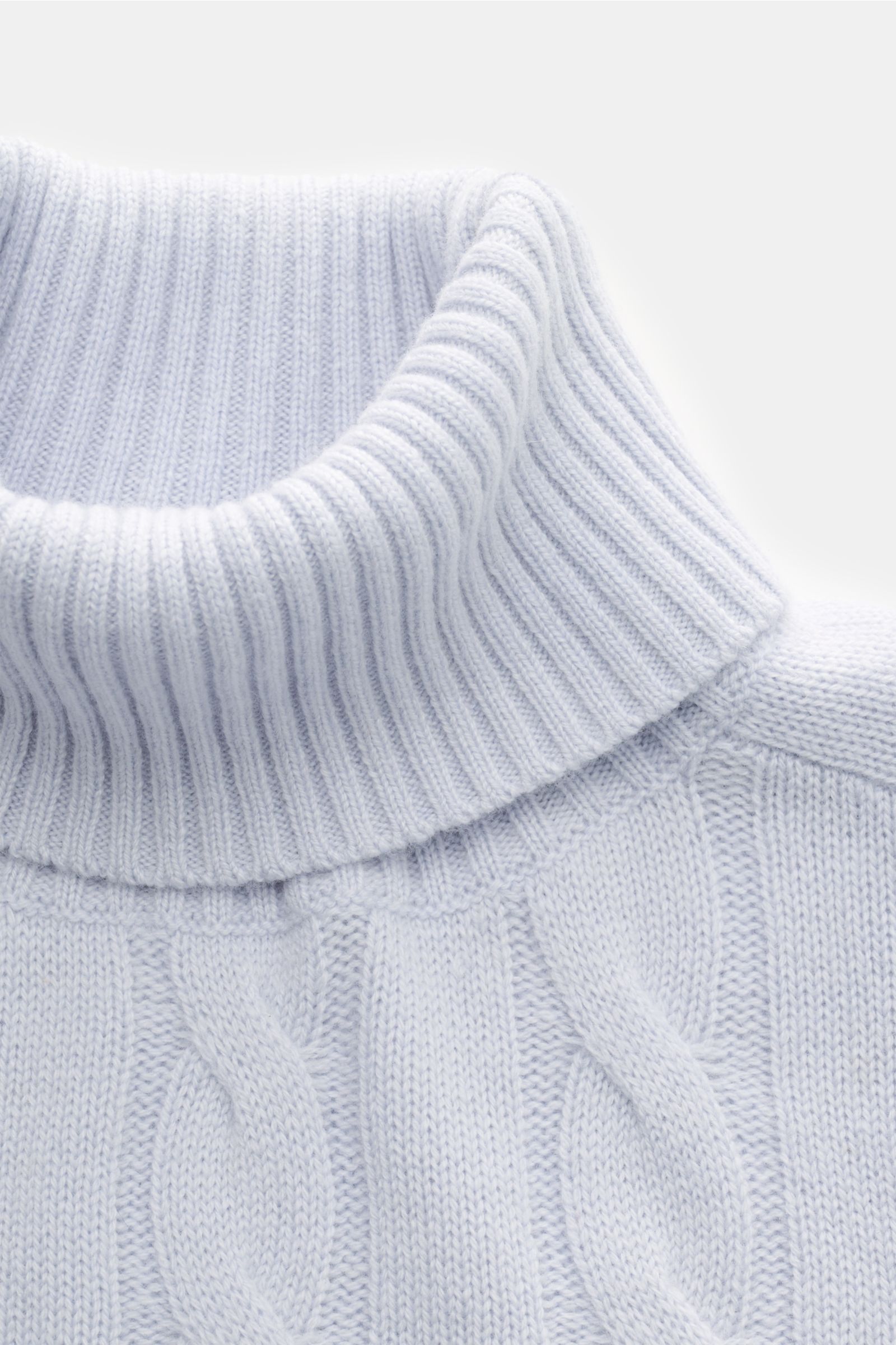 von Braun Cashmere Rollkragenpullover pastellblau in Nahaufnahme von schräg oben, weicher reiner Cashmere mit klassischem Zopfstrick, Regular Fit, anliegender Rollkragen und flexiblen Rippbündchen