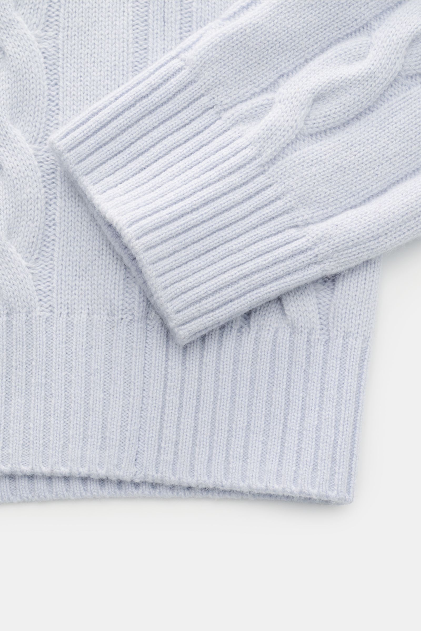 von Braun Cashmere Rollkragenpullover pastellblau, Nahaufnahme von Ärmel und Bund, softer, reiner Cashmere mit klassischem Zopfstrickmuster, Regular Fit, anliegender Rollkragen, flexible Rippbündchen.