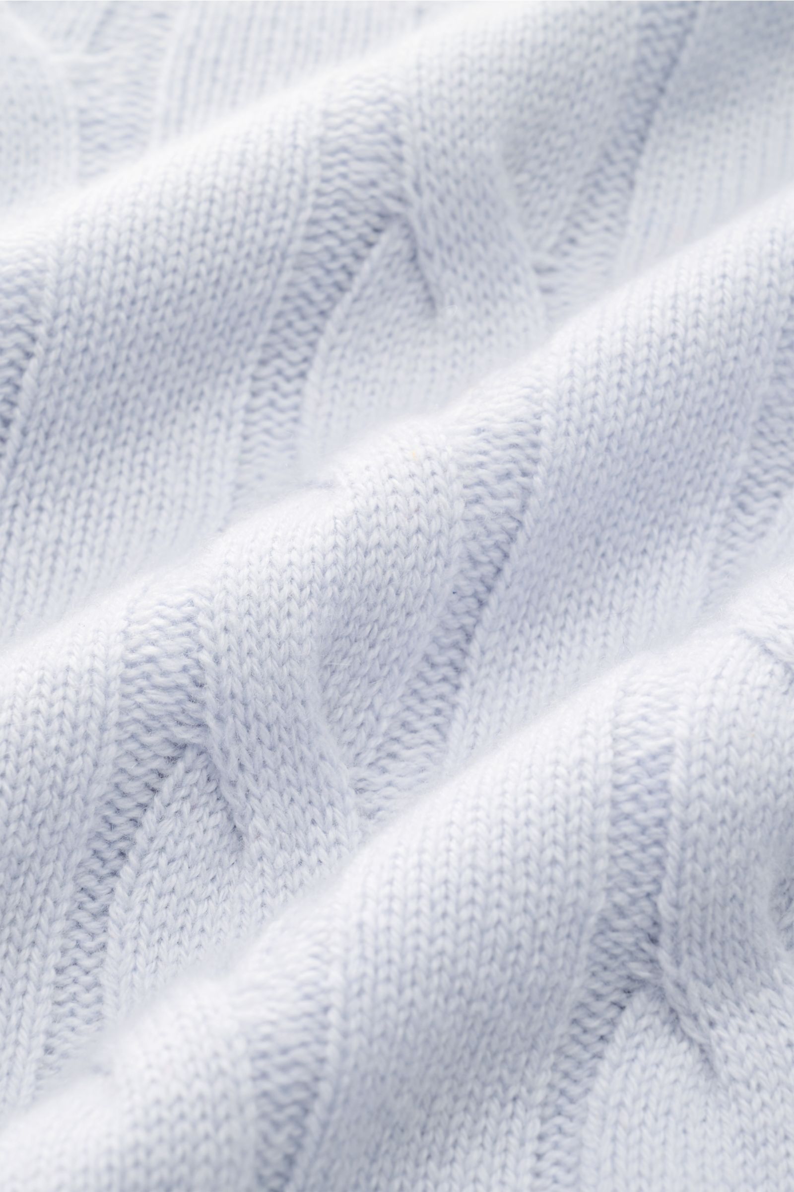 Nahaufnahme des von Braun Cashmere Rollkragenpullovers pastellblau mit klassischem Zopfmuster, weicher Griff, Regular Fit, anliegendem Rollkragen und flexiblen Rippbündchen, detailreich fotografiert.