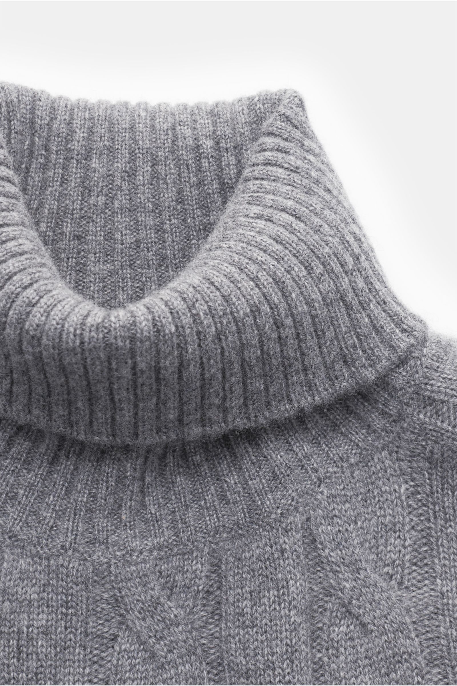 Von oben fotografierter von Braun Cashmere Rollkragenpullover grau meliert mit zeitlosem Zopfstrickmuster, weichem Griff und flexiblem Rippbündchen.