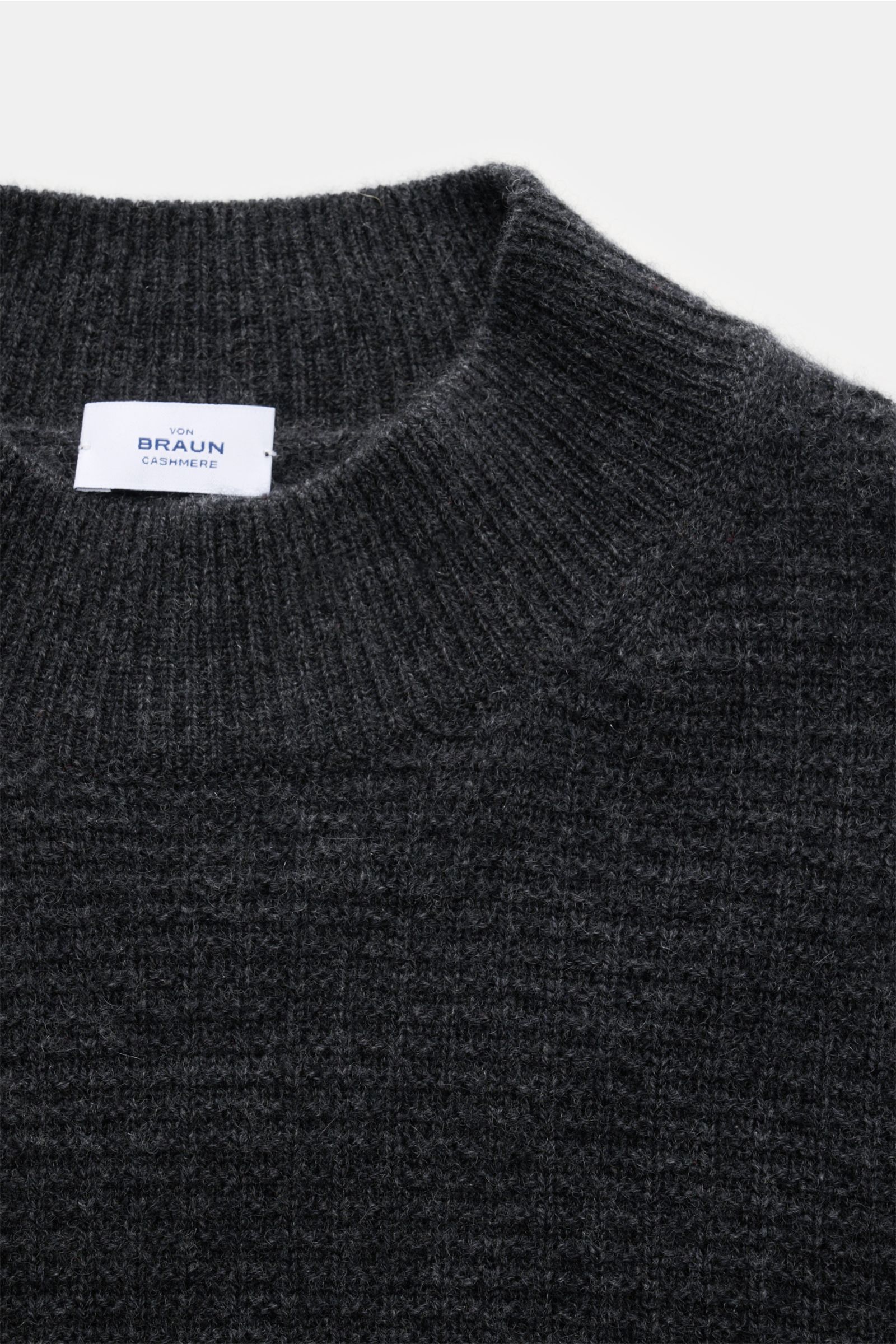 Close-up front view of the von Braun Cashmere mock neck jumper anthracite mottled, highlighting its fine textured knit and ribbed mock neck. Get ready for the colder months with VON BRAUN: This jumper with mock neck in pure, Mongolian cashmere in an el