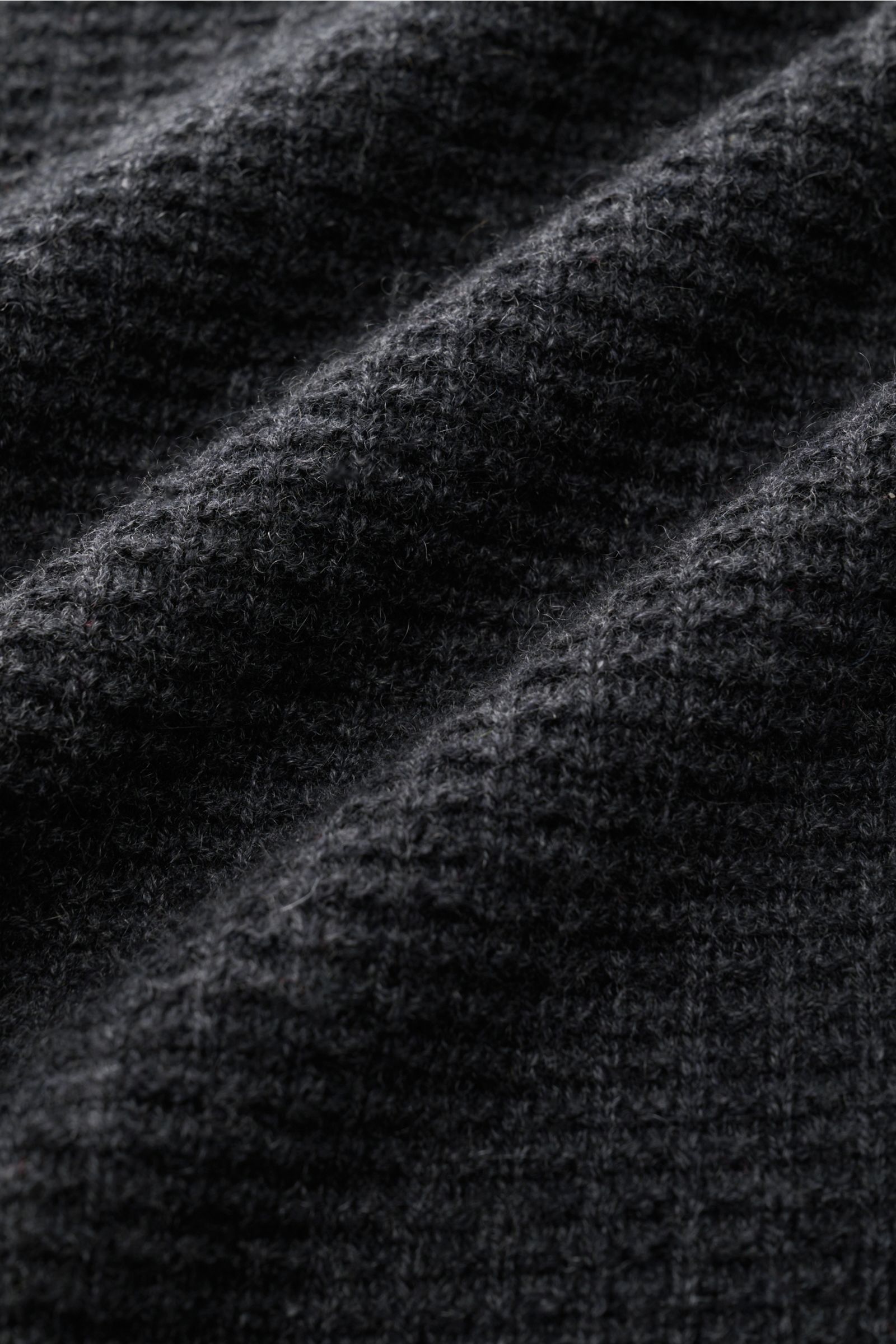 Close-up of the textured knit fabric of the von Braun Cashmere mock neck jumper anthracite mottled, photographed from a macro perspective.

Get ready for the colder months with VON BRAUN: This jumper with mock neck in pure, Mongolian cashmere in an ele