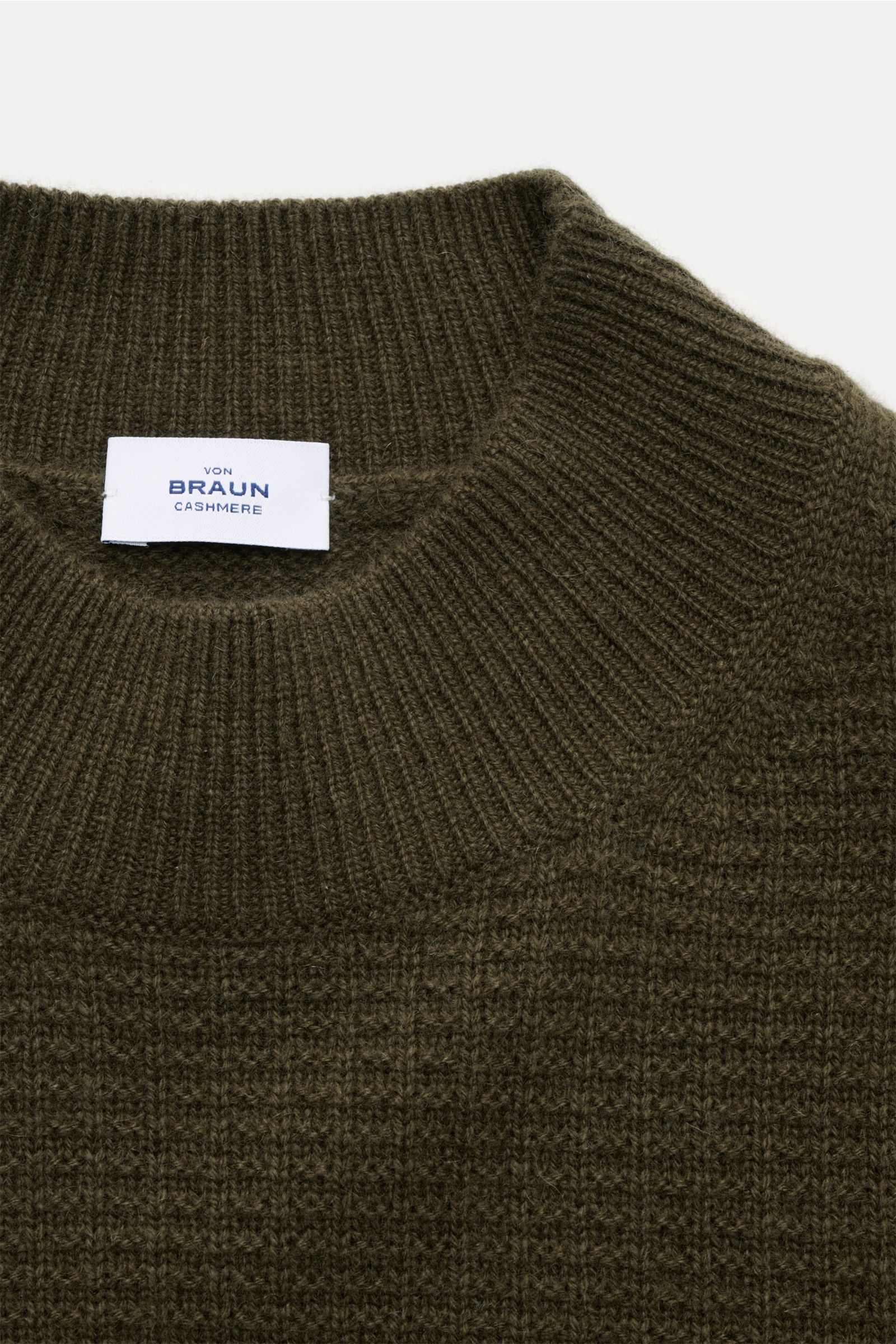 Nahaufnahme von von Braun Cashmere Mock Neck Pullover oliv, Slim Fit mit weichem Griff, mittelfeinem Strukturstrick und Rippkragen.