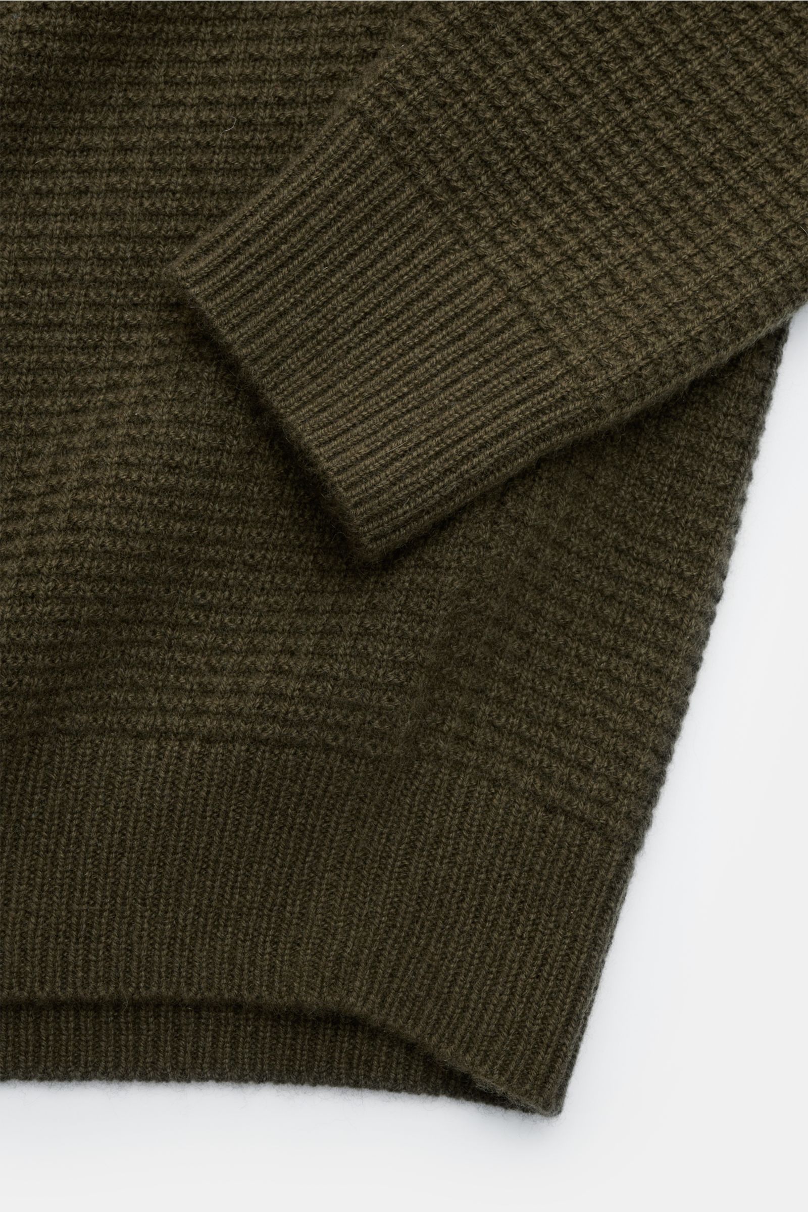 von Braun Cashmere Mock Neck Pullover oliv, Detailaufnahme von oben, mittelfeiner Strukturstrick, weicher Griff, Slim Fit, Rippbündchen, mongolischer Cashmere