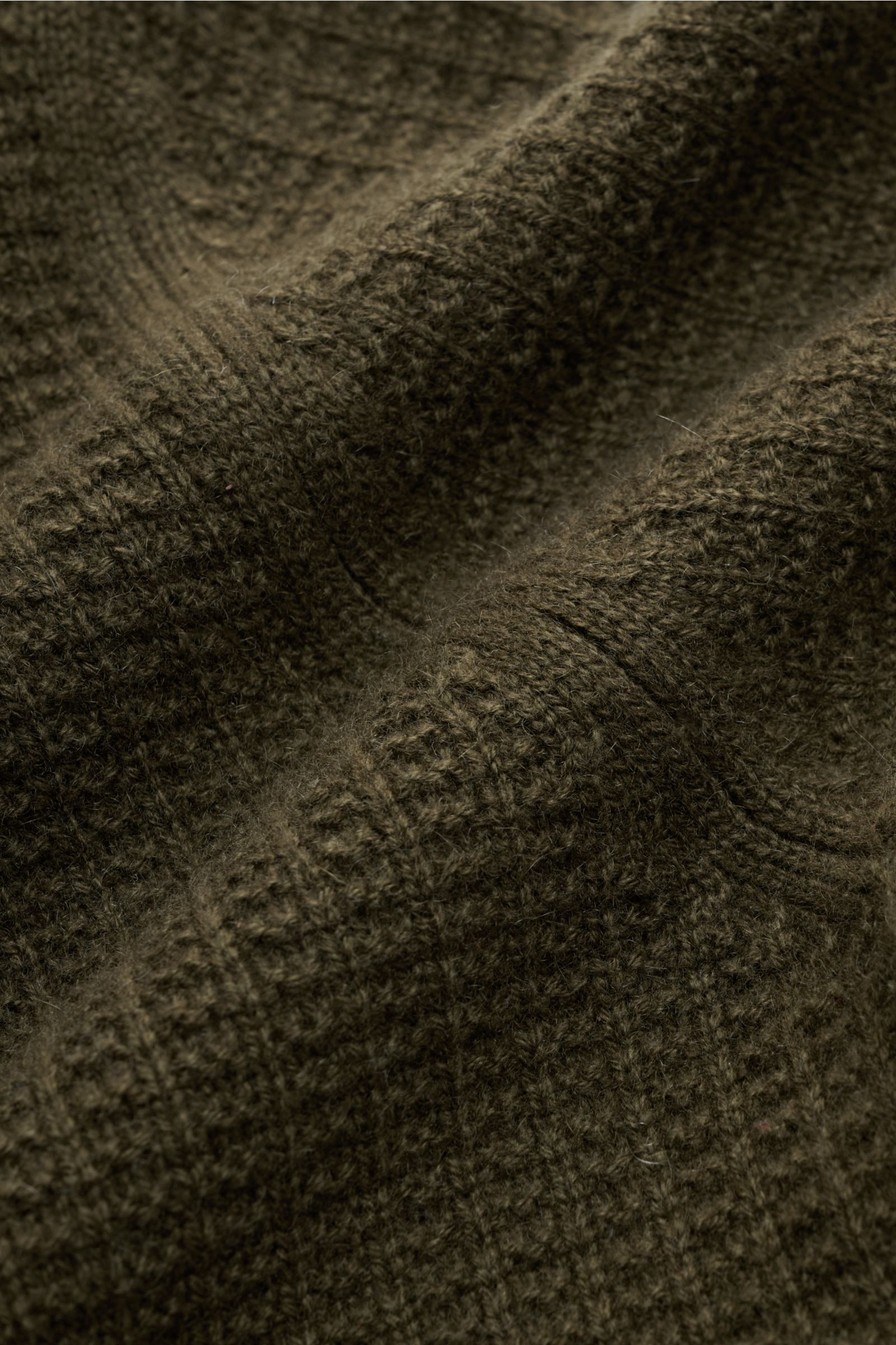 Nahaufnahme des von Braun Cashmere Mock Neck Pullover oliv, Detailansicht des edlen Strukturstricks aus reinem mongolischem Cashmere mit weichem Griff.