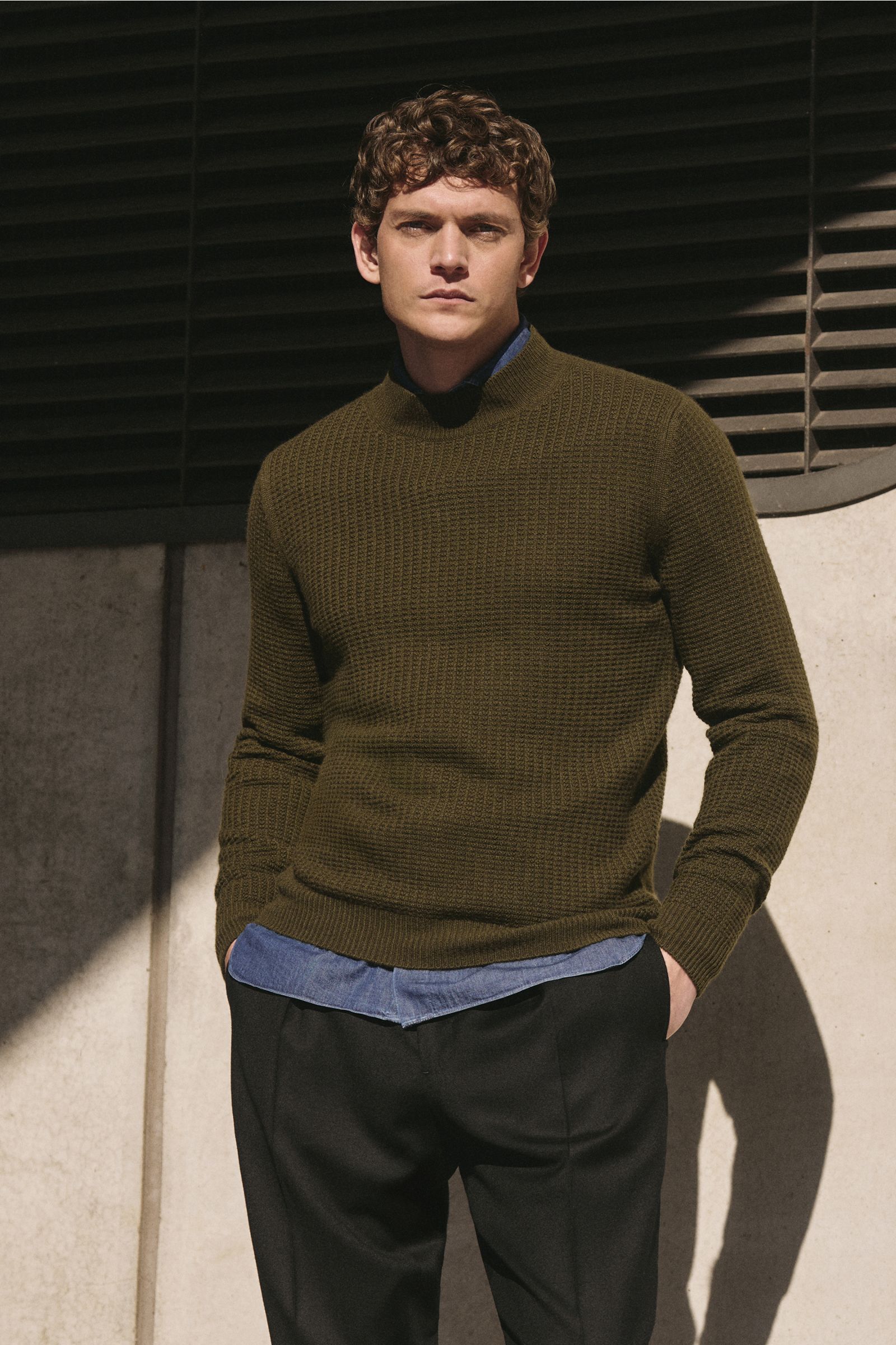 Mann frontal stehend mit von Braun Cashmere Mock Neck Pullover oliv, edler Strukturstrick, Slim Fit, Mongolischer Cashmere, Rippbündchen, mittelfeines Strickbild.